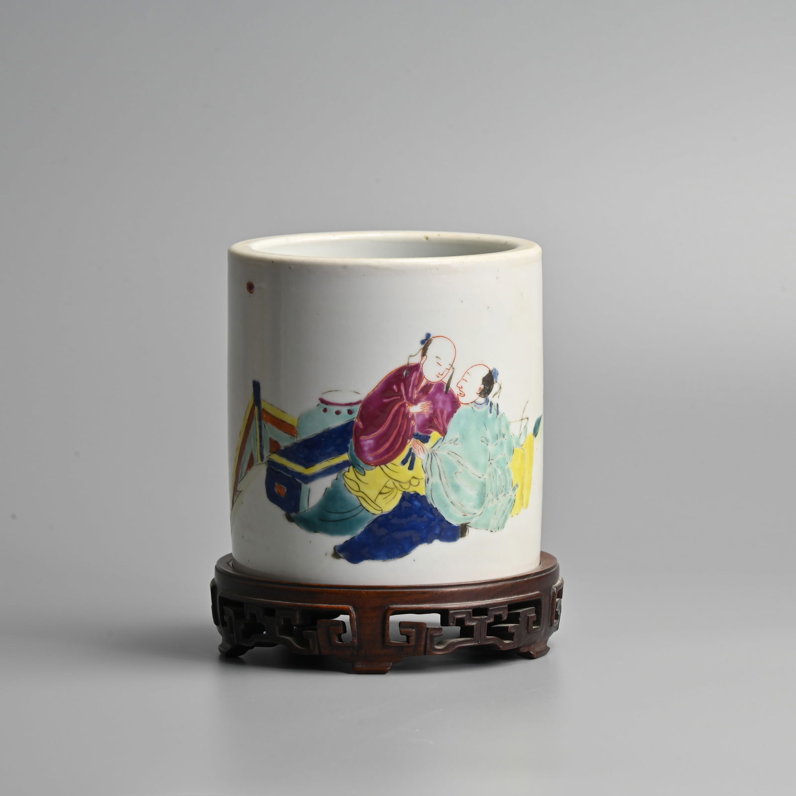 A CHINESE FAMILLE ROSE PORCELAIN 'SCHOLARS' BRUSH POT, BITONG, ON HARDWOOD STAND. (1 of 10)