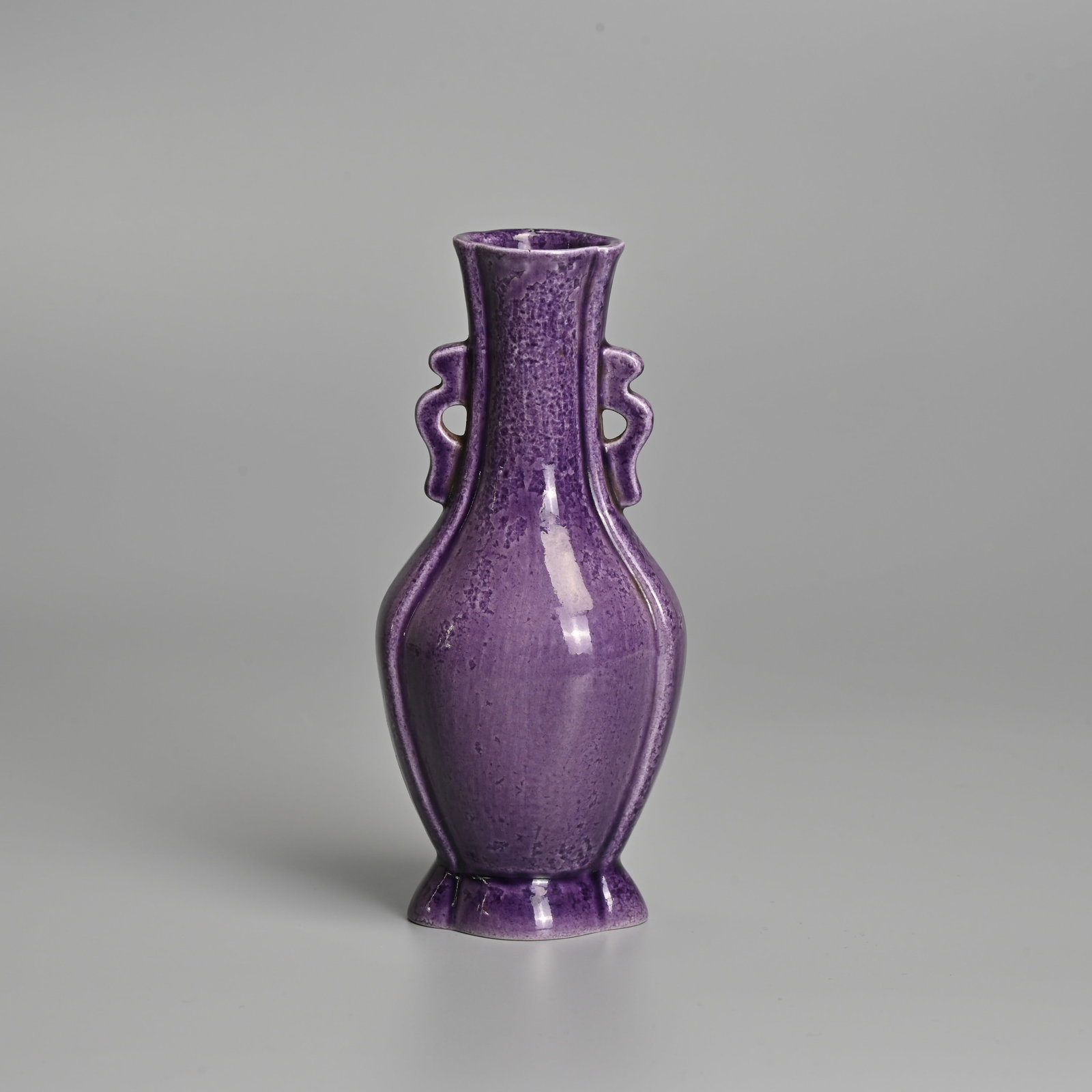 A CHINESE AUBERGINE-GLAZED MINIATURE PORCELAIN VASE, QING DYNASTY.: A CHINESE AUBERGINE-GLAZED MINIATURE PORCELAIN VASE, QING DYNASTY. Quatrefoil baluster form with two handles, covered in a mottled aubergine coloured glaze. 15cm tall. Condition: Good overall conditio