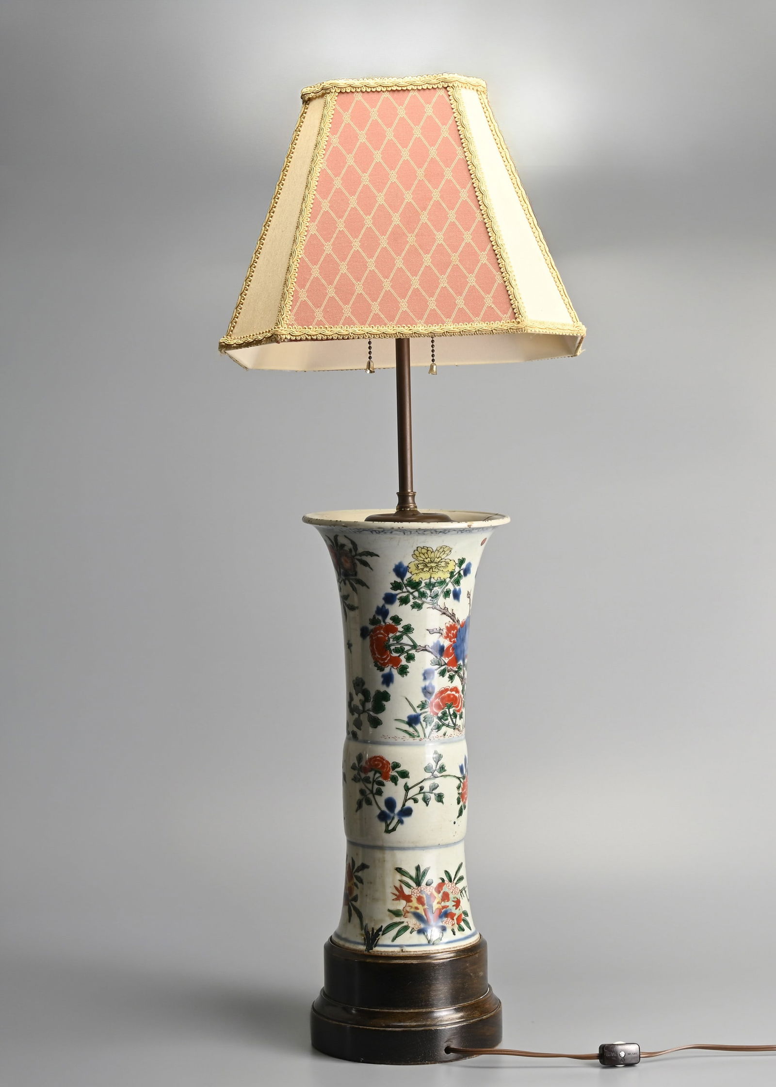 A CHINESE WUCAI PORCELAIN GU VASE, 17TH CENTURY, SHUNZHI / EARLY KANGXI PERIOD. (1 of 6)