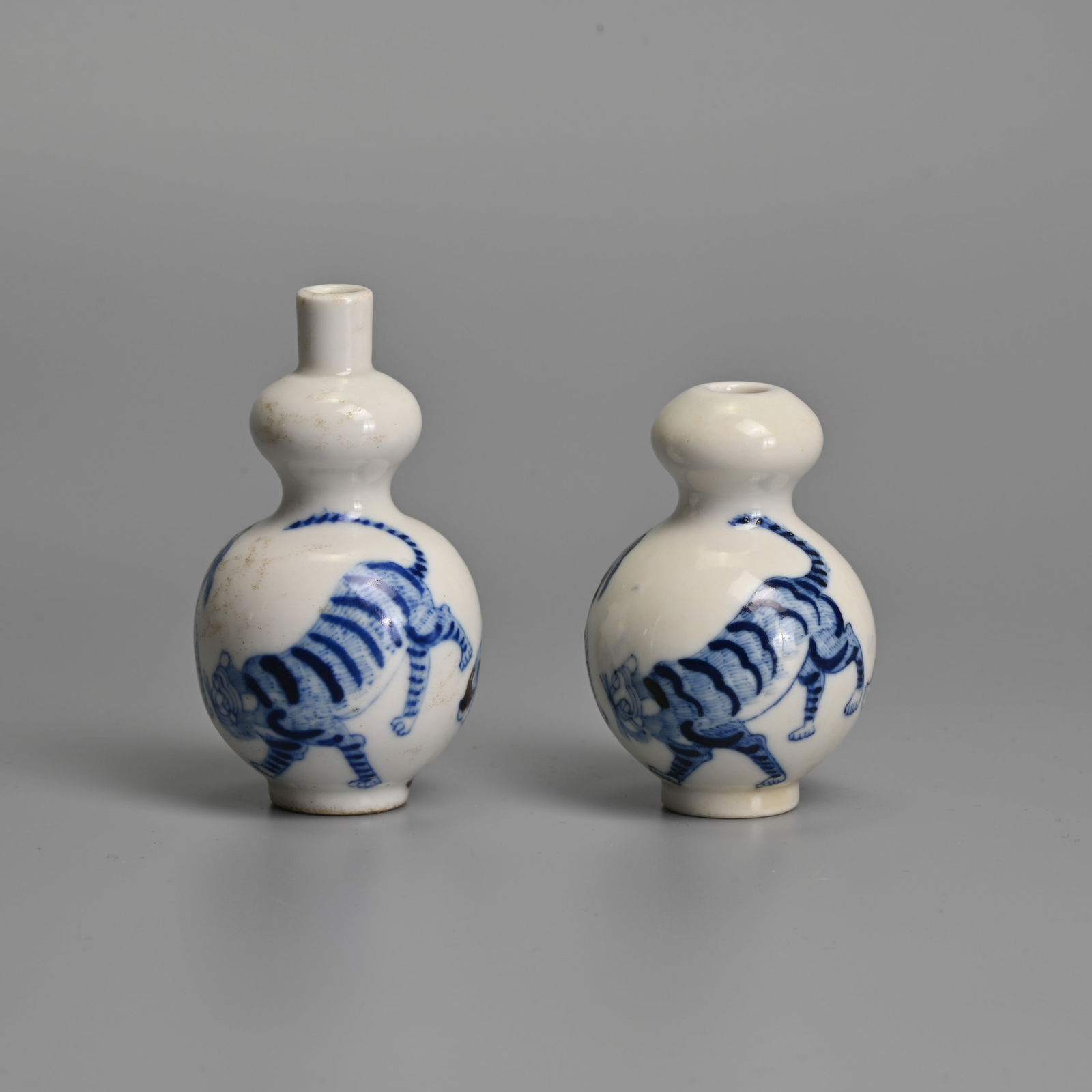 TWO CHINESE UNDERGLAZE BLUE AND COPPER RED MINIATURE PORCELAIN VASES, 19/20TH CENTURY. (1 of 13)