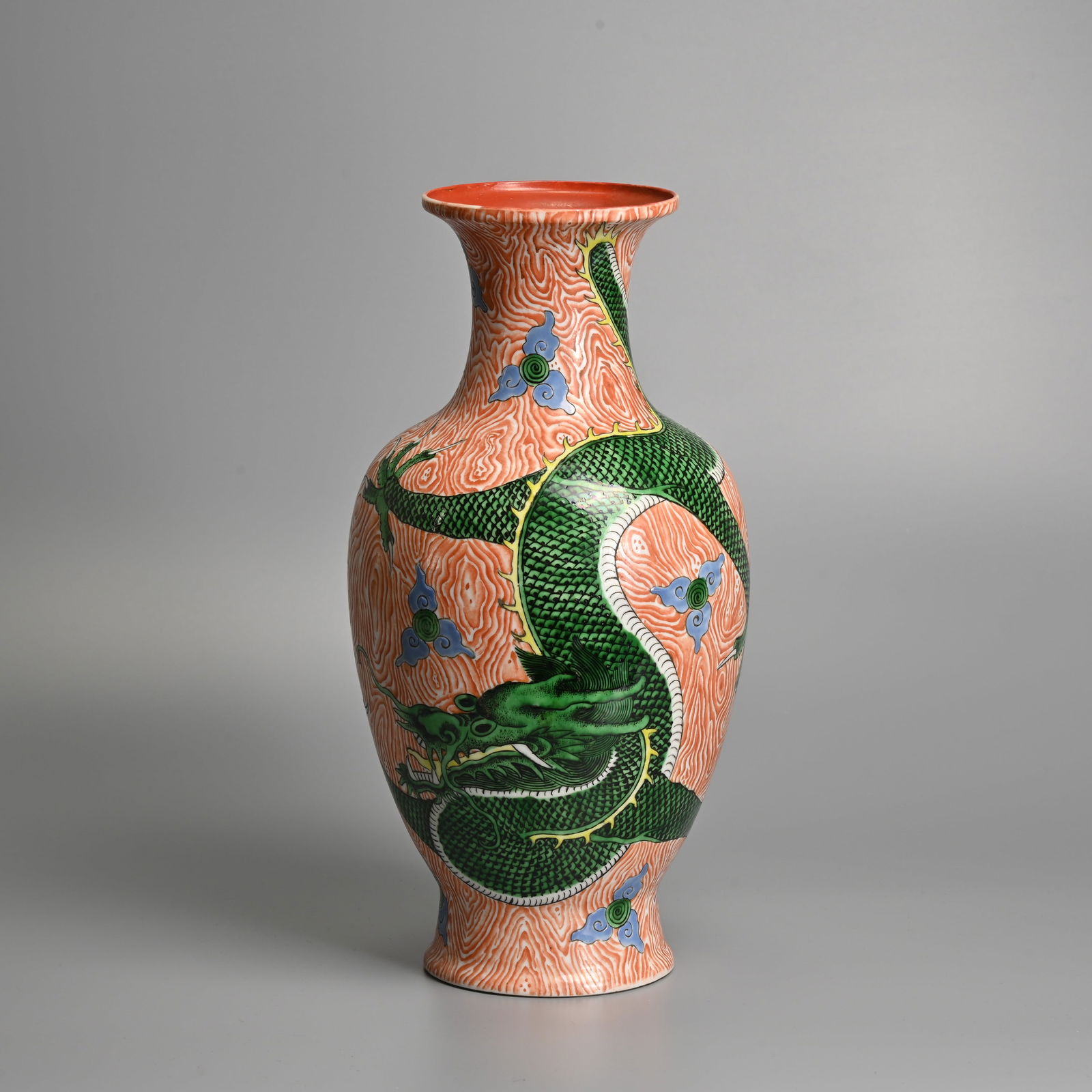 A CHINESE FAMILLE VERTE FAUX BOIS PORCELAIN 'DRAGON' VASE, QING / REPUBLIC PERIOD. (1 of 6)