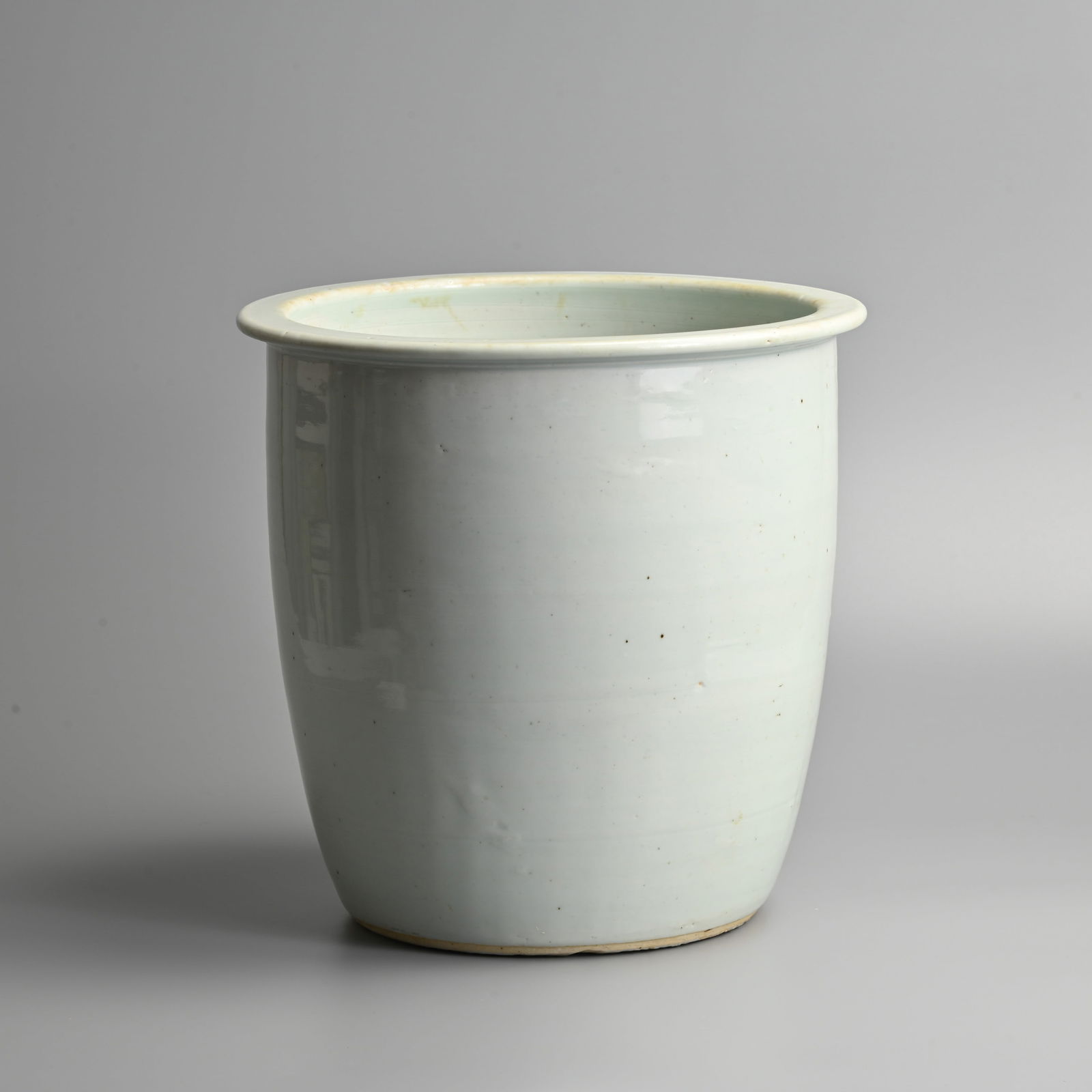 A LARGE CHINESE WHITE-GLAZED PORCELAIN JARDINIERE, QING / REPUBLIC PERIOD. (1 of 7)