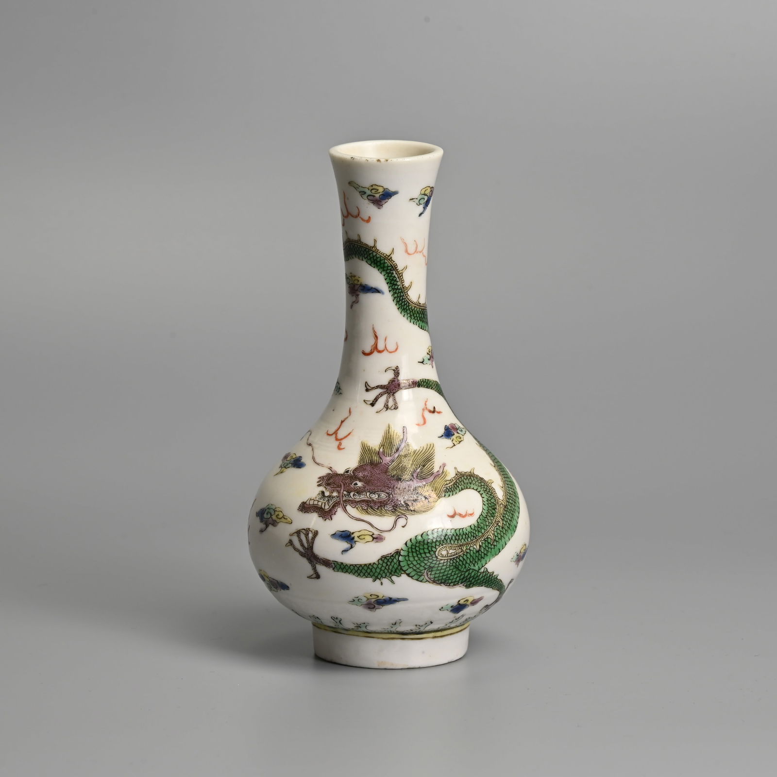 A CHINESE FAMILLE VERTE PORCELAIN BOTTLE VASE, QING DYNASTY. (1 of 6)