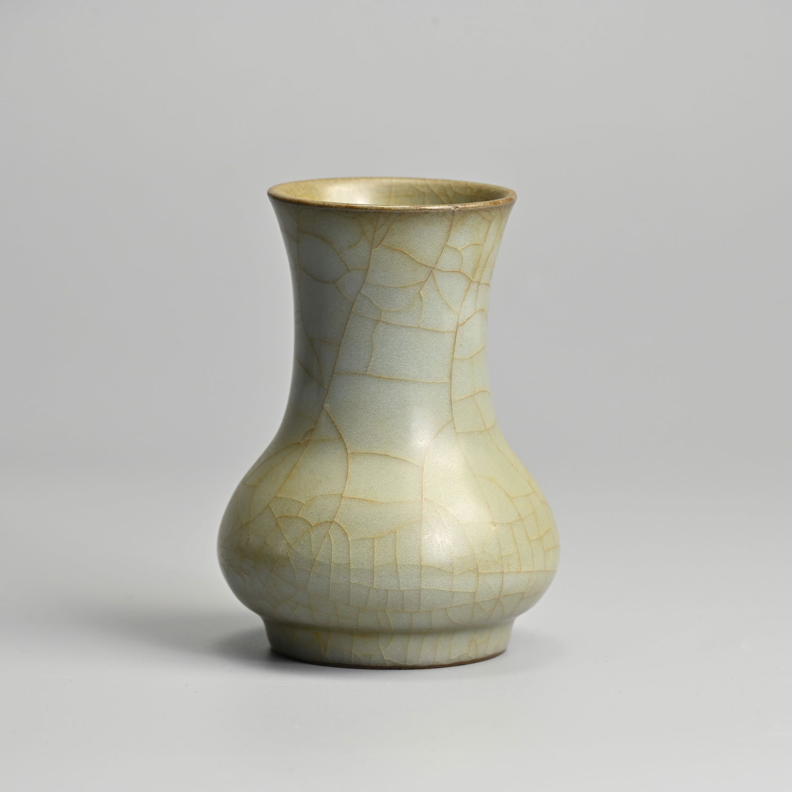 A CHINESE GUAN TYPE PORCELAIN VASE. (1 of 7)