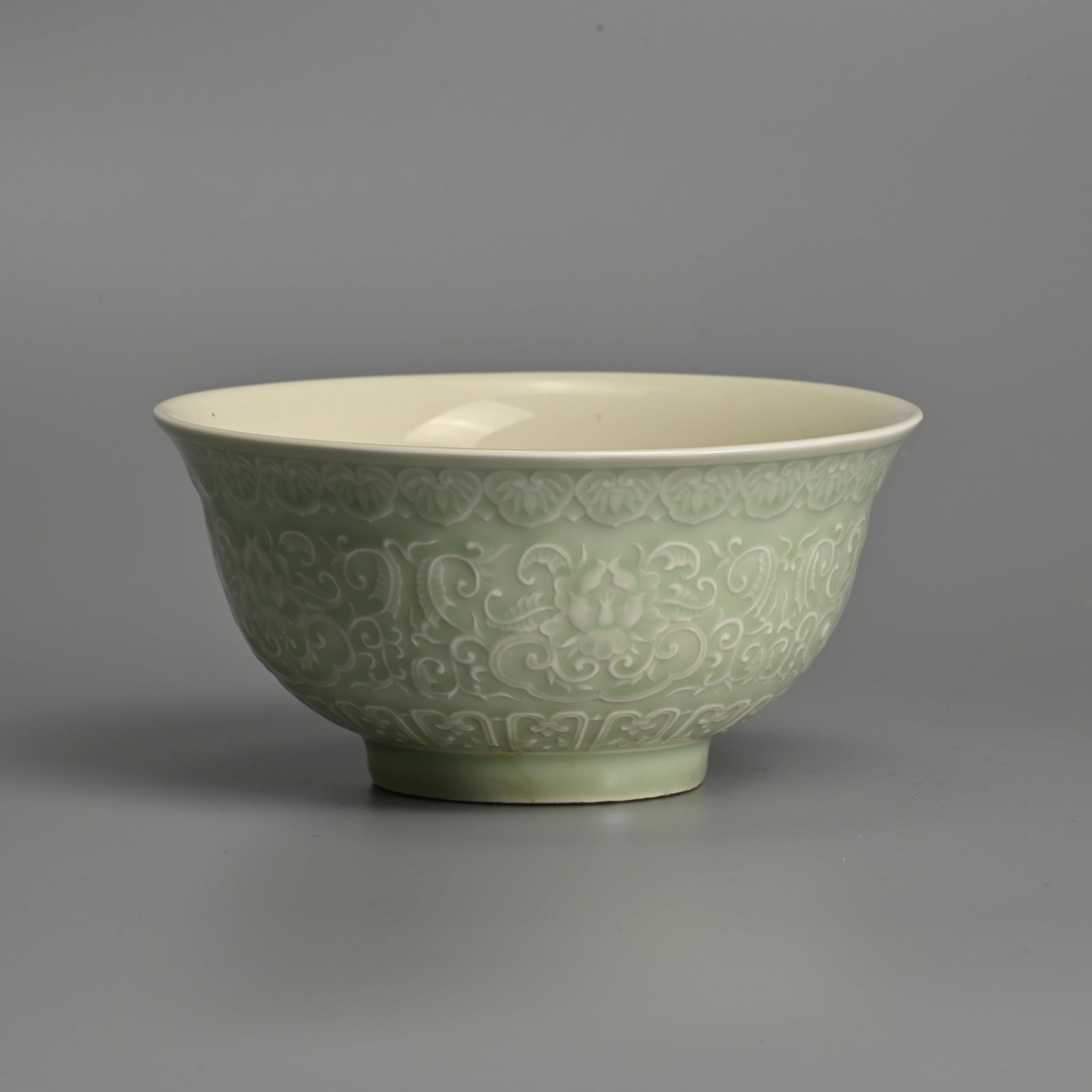 A CHINESE CELADON GLAZED PORCELAIN BOWL, 19/20TH CENTURY. (1 of 7)