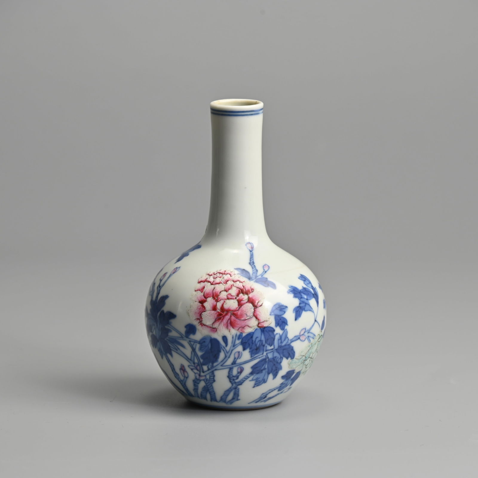 A CHINESE FAMILLE ROSE AND UNDERGLAZE BLUE 'PEONY' MINIATURE PORCELAIN BOTTLE VASE, REPUBLIC PERIOD. (1 of 6)