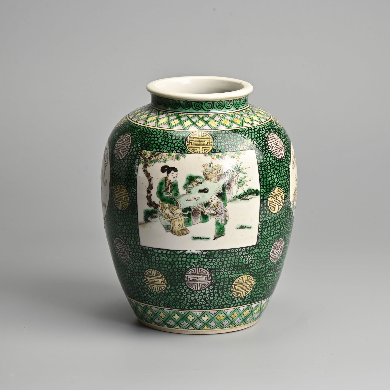 A CHINESE FAMILLE VERTE PORCELAIN JAR, QING DYNASTY. (1 of 6)