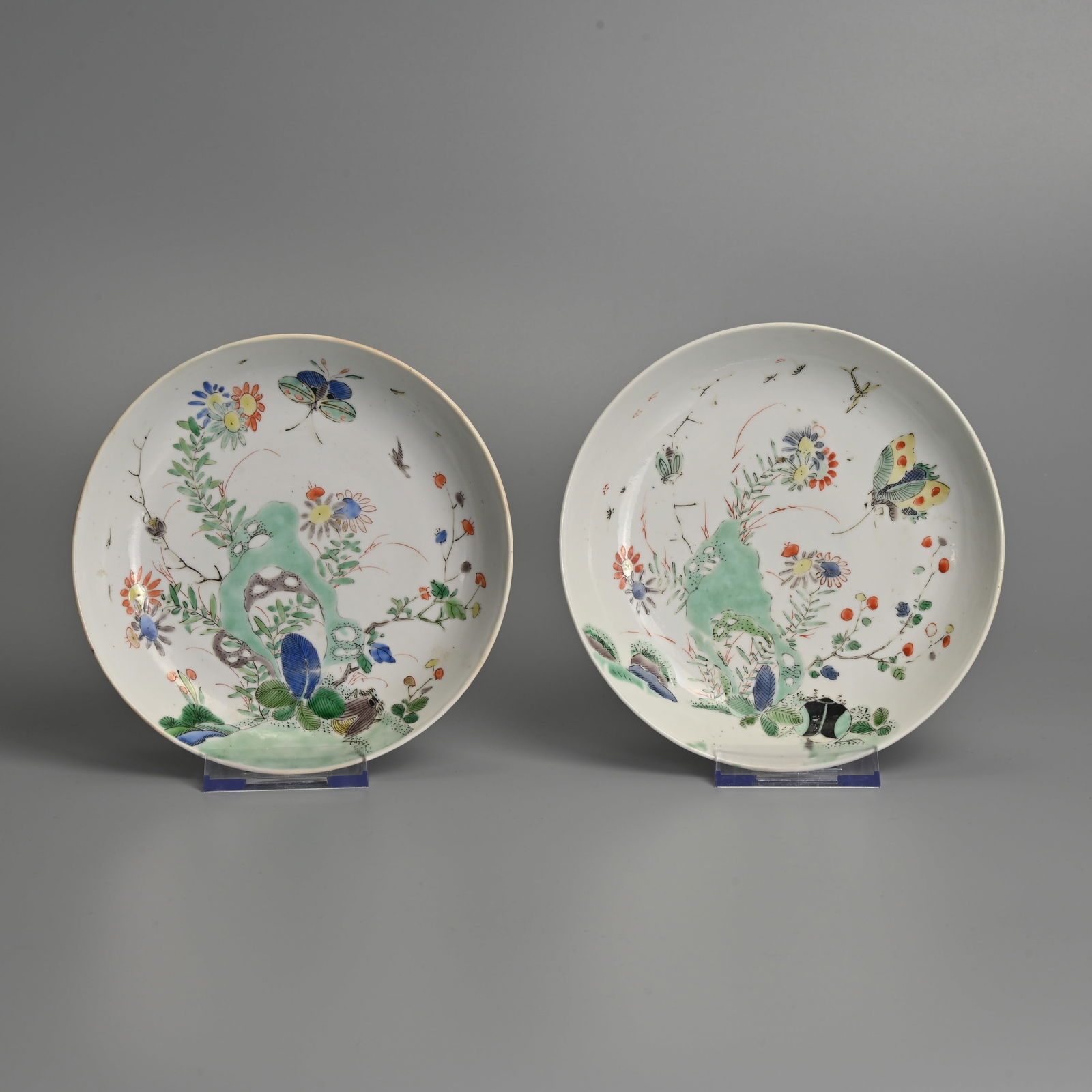 A PAIR OF CHINESE FAMILLE VERTE PORCELAIN DISHES, QING DYNASTY. (1 of 6)
