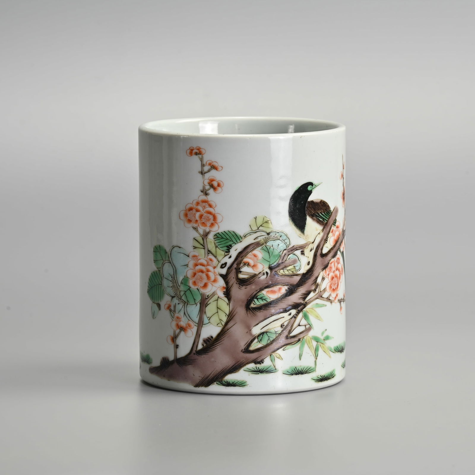 A CHINESE FAMILLE VERTE PORCELAIN BRUSH POT, BITONG, QING DYNASTY. (1 of 6)