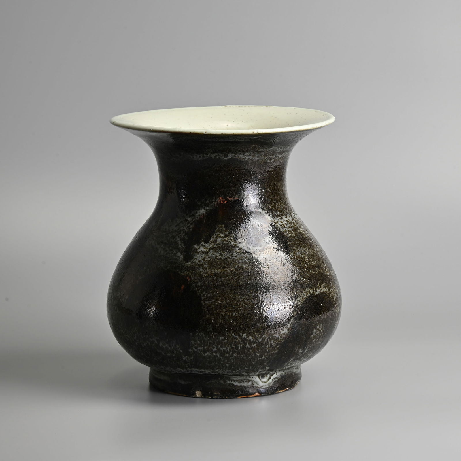 A CHINESE FLAMBE GLAZED PORCELAIN VASE, 18/19TH CENTURY. (1 of 7)