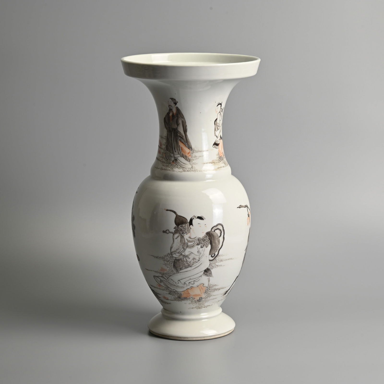 A CHINESE GRISAILLE AND IRON RED DECORATED PORCELAIN VASE, LATE QING / REPUBLIC PERIOD. (1 of 6)