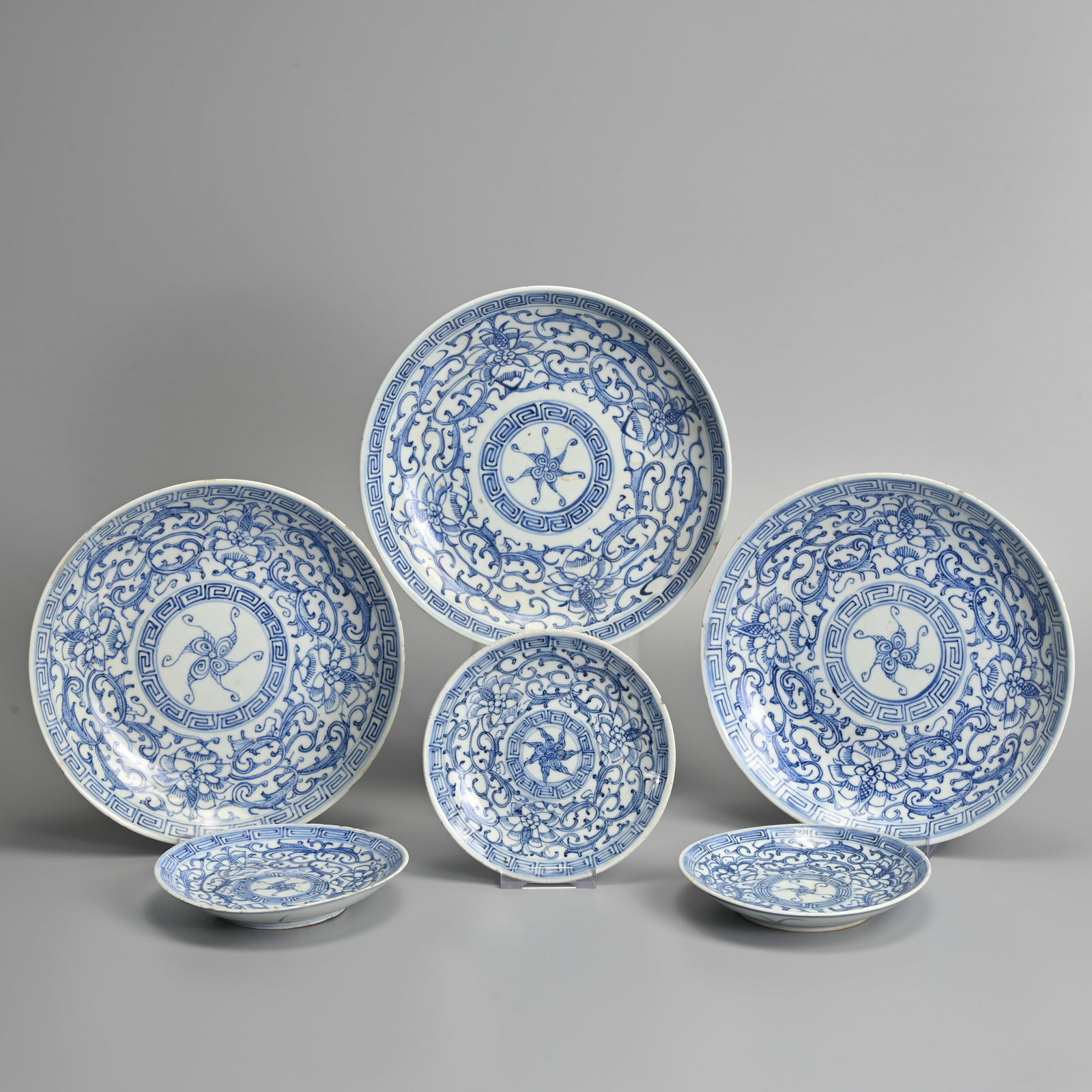 SIX CHINESE BLUE AND WHITE PORCELAIN DISHES, 19TH CENTURY. (1 of 5)