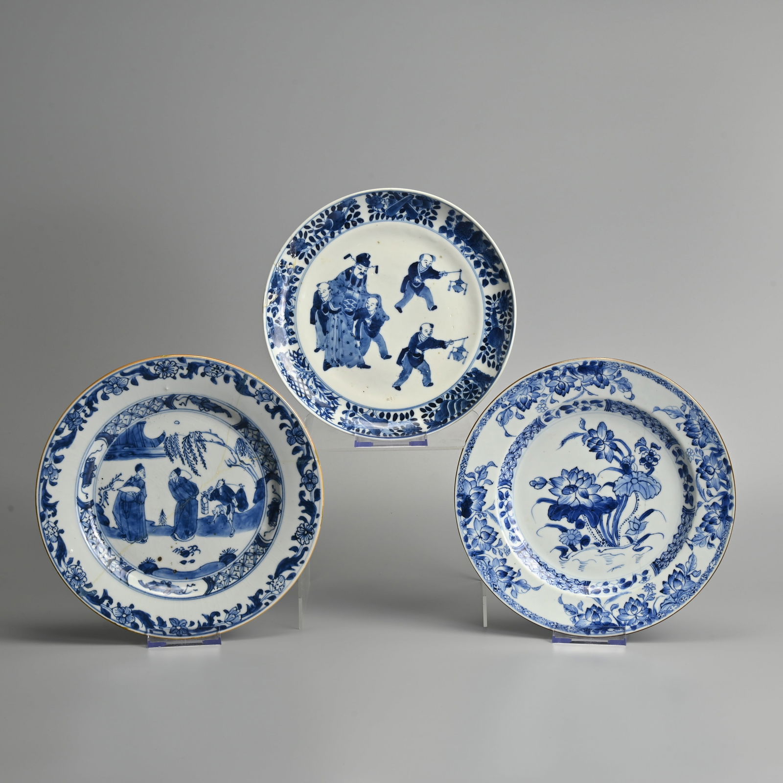 THREE CHINESE BLUE AND WHITE PORCELAIN DISHES, 18/19TH CENTURY. (1 of 7)