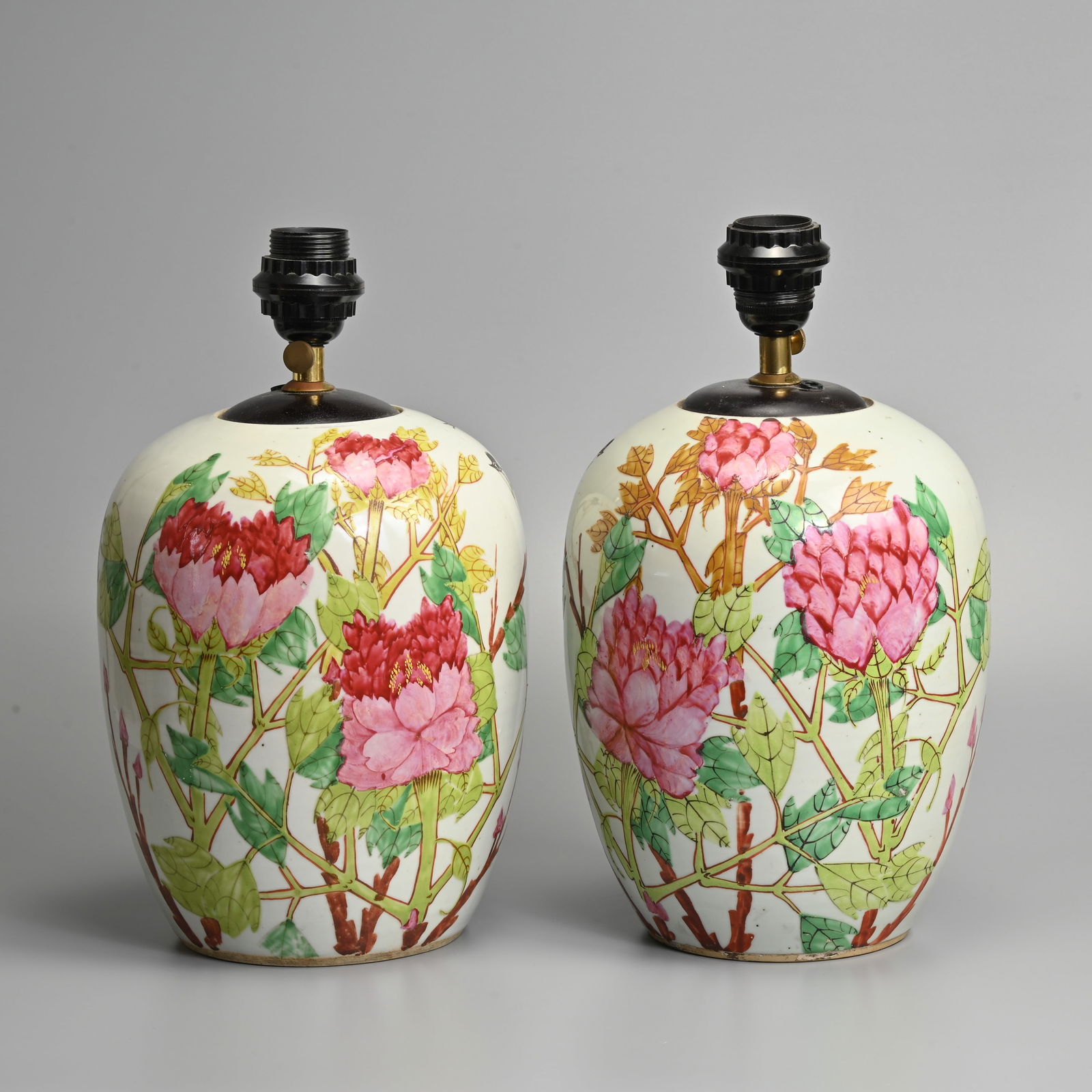 A PAIR OF CHINESE PORCELAIN FAMILLE ROSE OVIFORM TABLE LAMPS, MID-20TH CENTURY. (1 of 6)