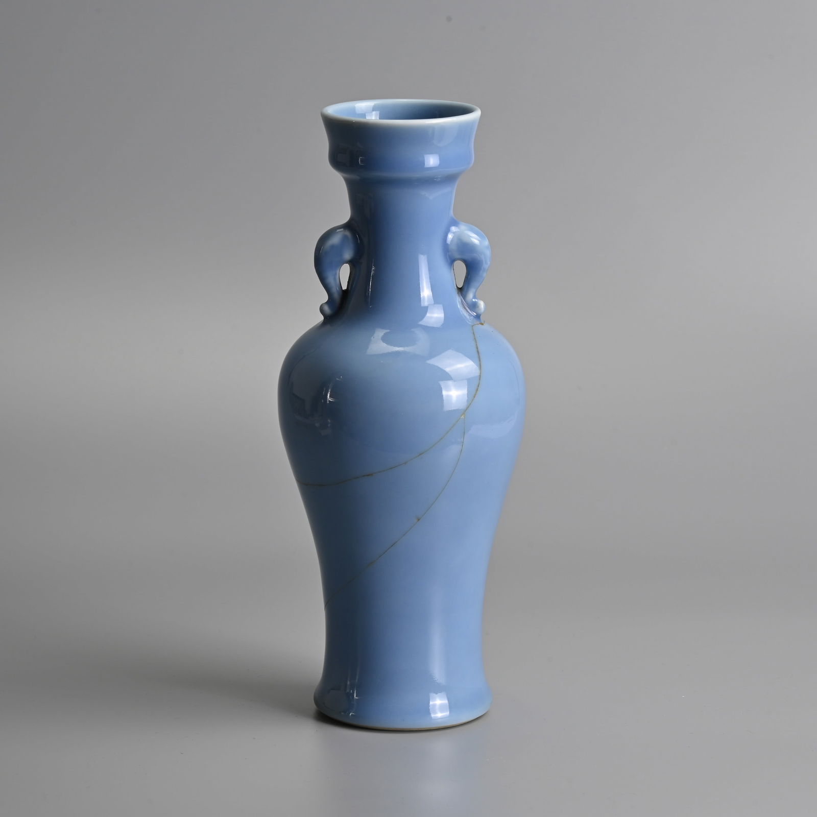 A CHINESE BLUE GLAZED PORCELAIN VASE, QIANLONG MARK. (1 of 9)