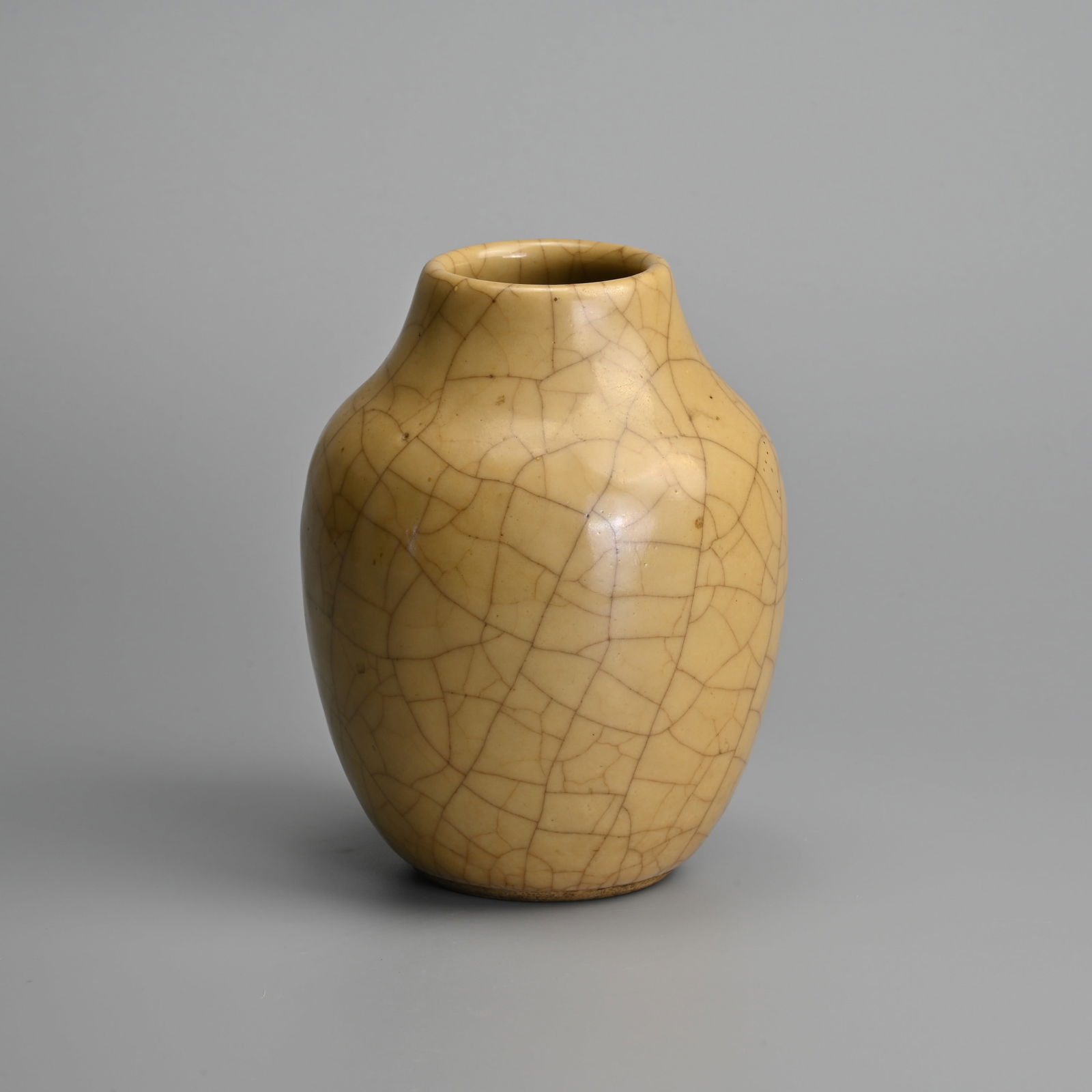 A CHINESE CRACKLE WARE PORCELAIN VASE, QING DYNASTY. (1 of 7)