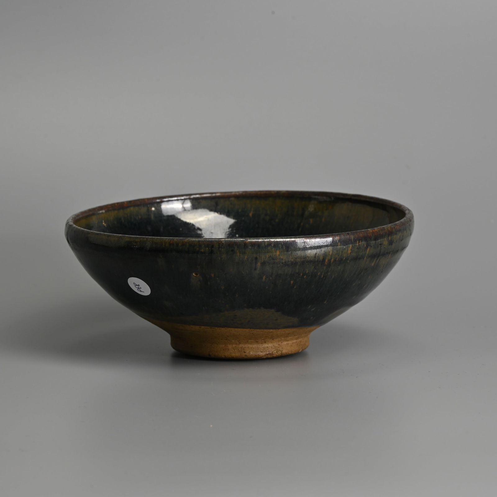 A CHINESE BROWN GLAZED POTTERY BOWL, SONG / JIN DYNASTY. (1 of 8)