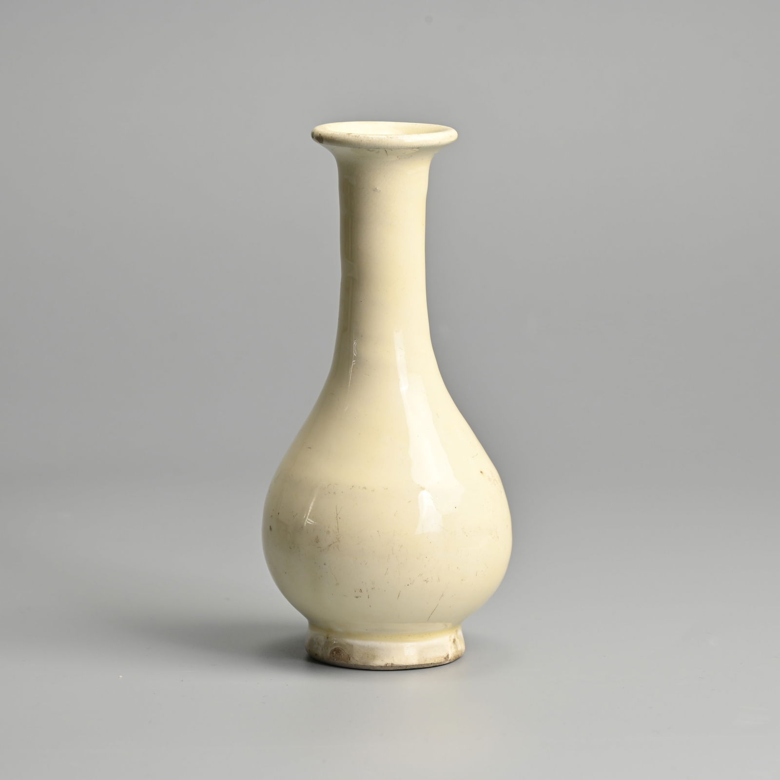A CHINESE WHITE GLAZED PORCELAIN BOTTLE VASE. MING / QING DYNASTY. (1 of 6)