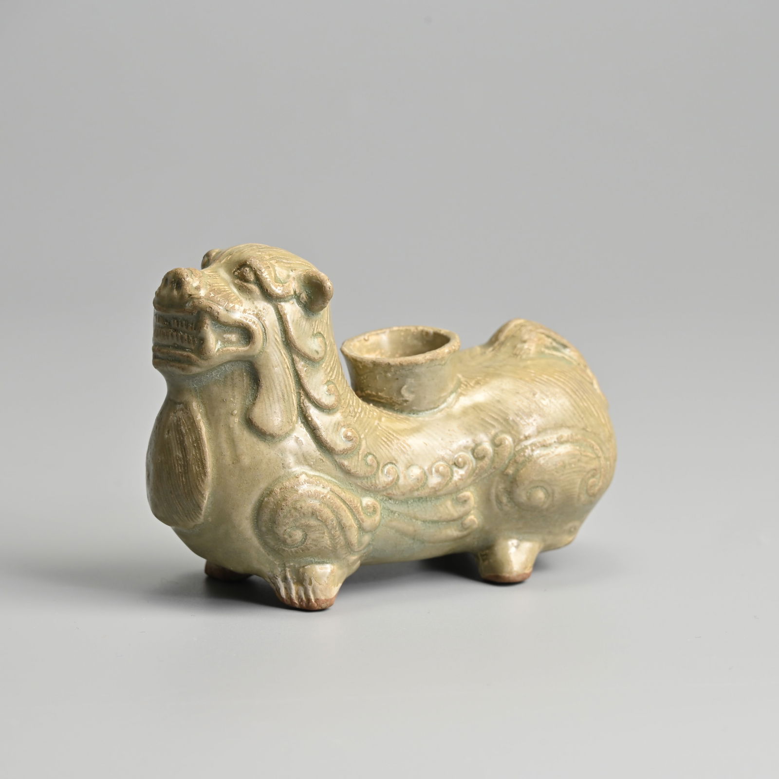 A CHINESE WESTERN JIN STYLE YUE TYPE CELADON GLAZED POTTERY 'LION' VESSEL. (1 of 9)