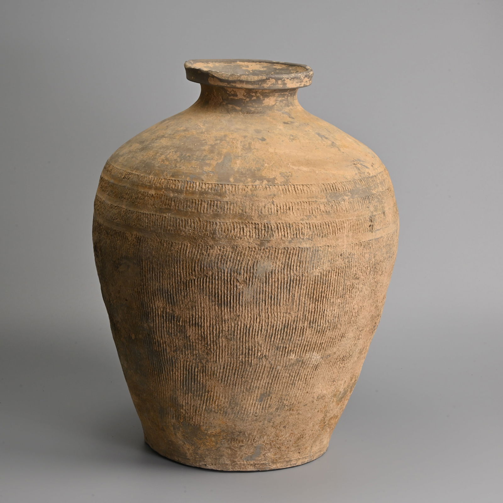 A LARGE CHINESE CORD-IMPRESSED POTTERY JAR, WARRING STATES - WESTERN HAN DYNASTY, (475 BC to 8 AD). (1 of 7)