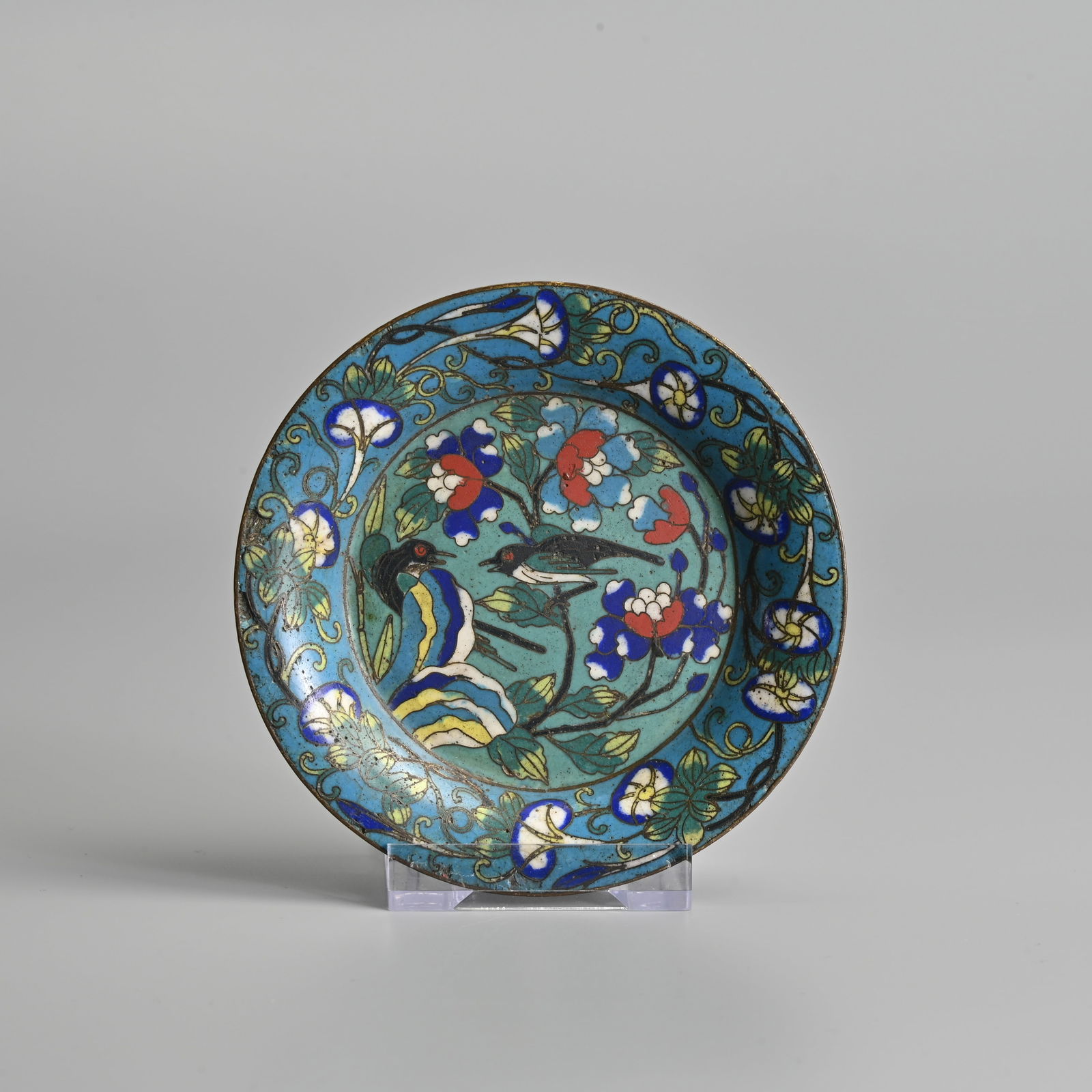 A SMALL CHINESE CLOISONNE ENAMEL 'MAGPIES' DISH, 19/20TH CENTURY. (1 of 4)