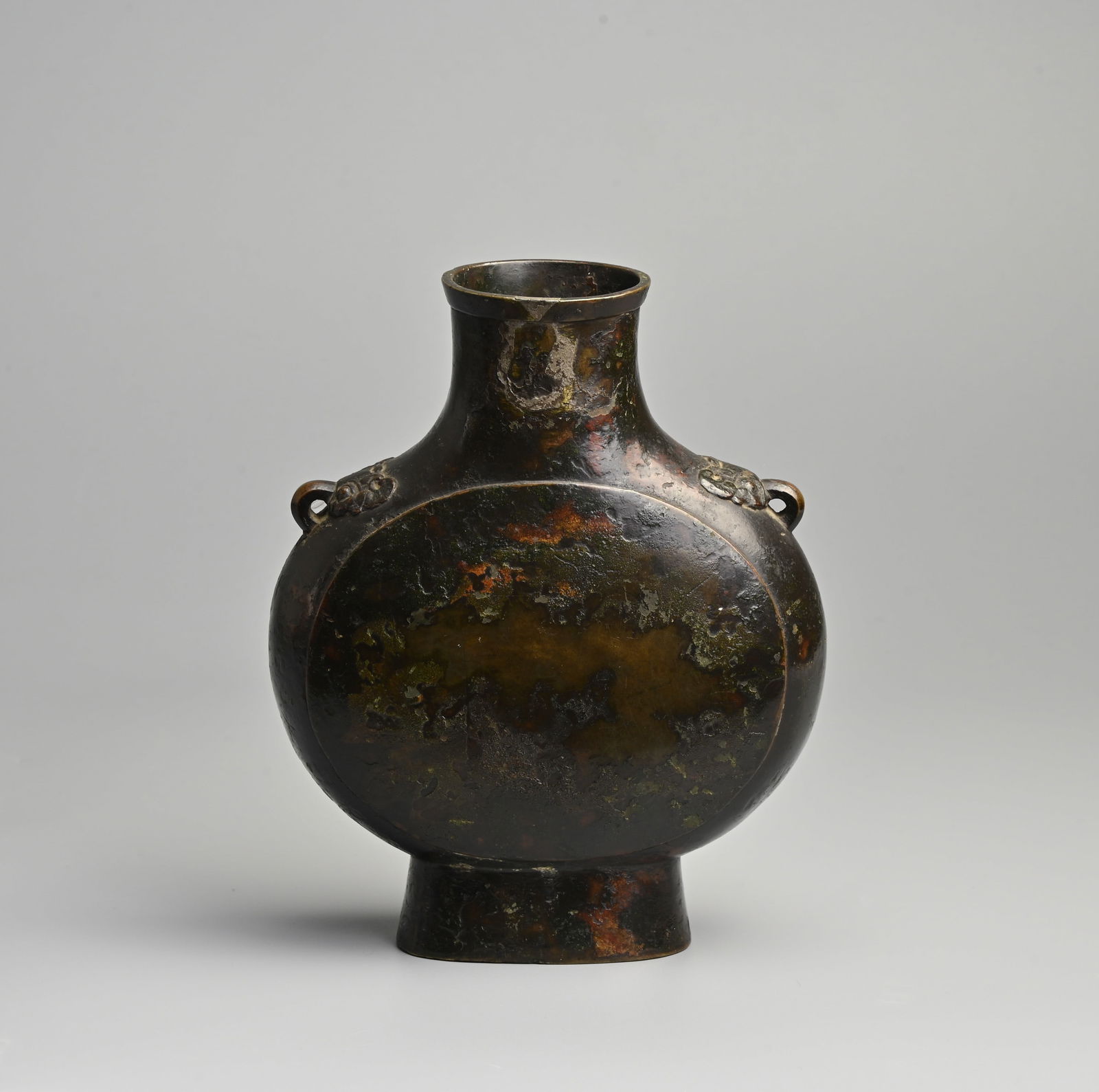 A CHINESE ARCHAISTIC BRONZE MOON FLASK, BIANHU, LATE MING DYNASTY. (1 of 10)
