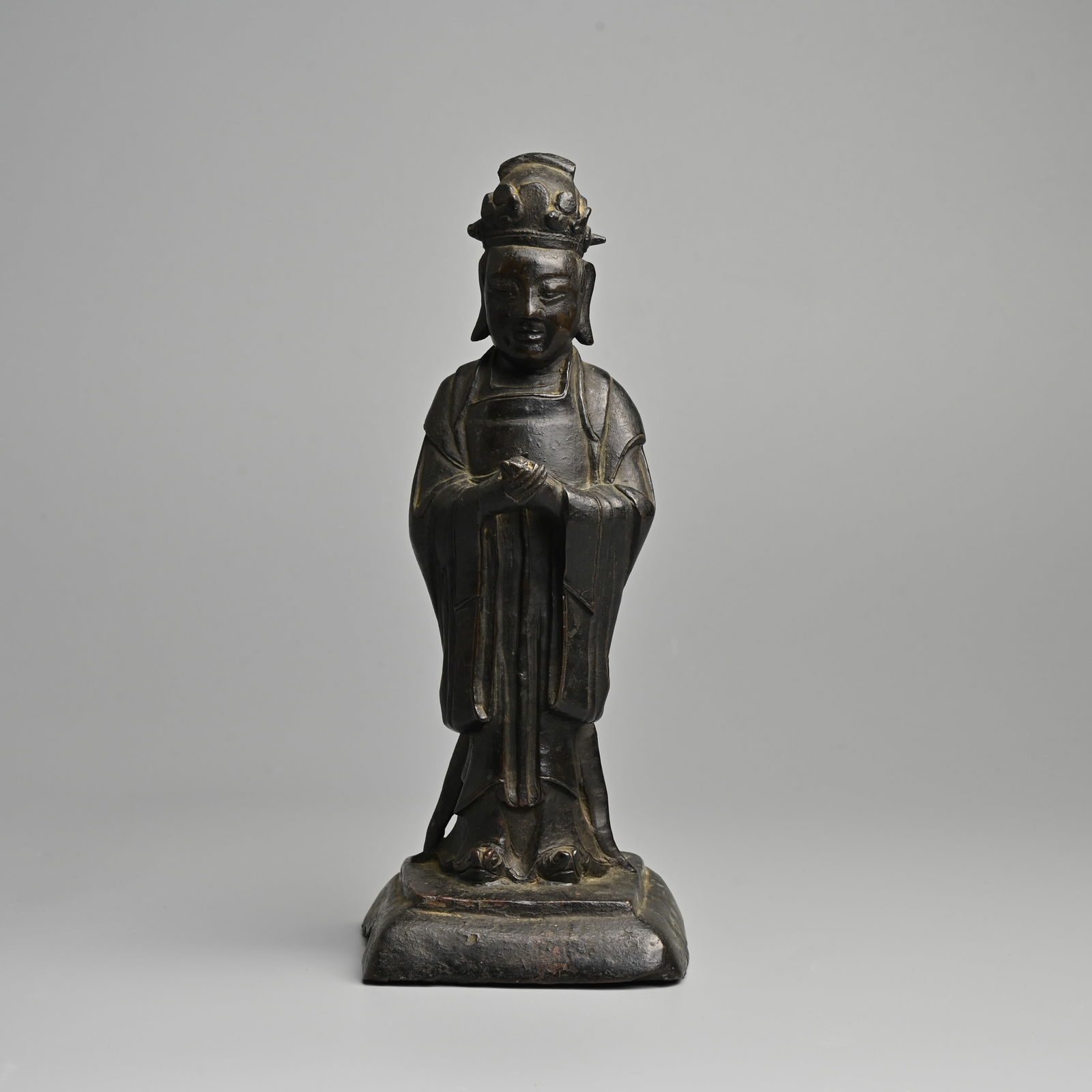 A CHINESE BRONZE FIGURE OF AN OFFICIAL, MING DYNASTY. (1 of 9)
