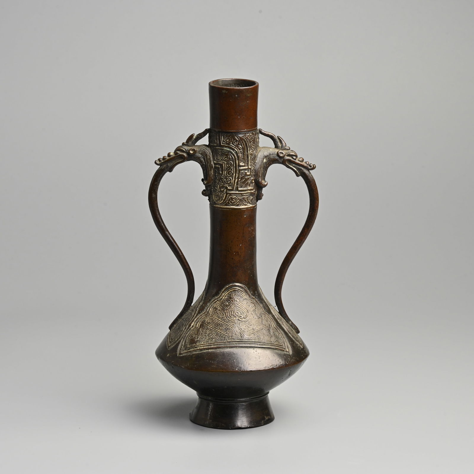 A CHINESE BRONZE VASE, MING DYNASTY. (1 of 7)