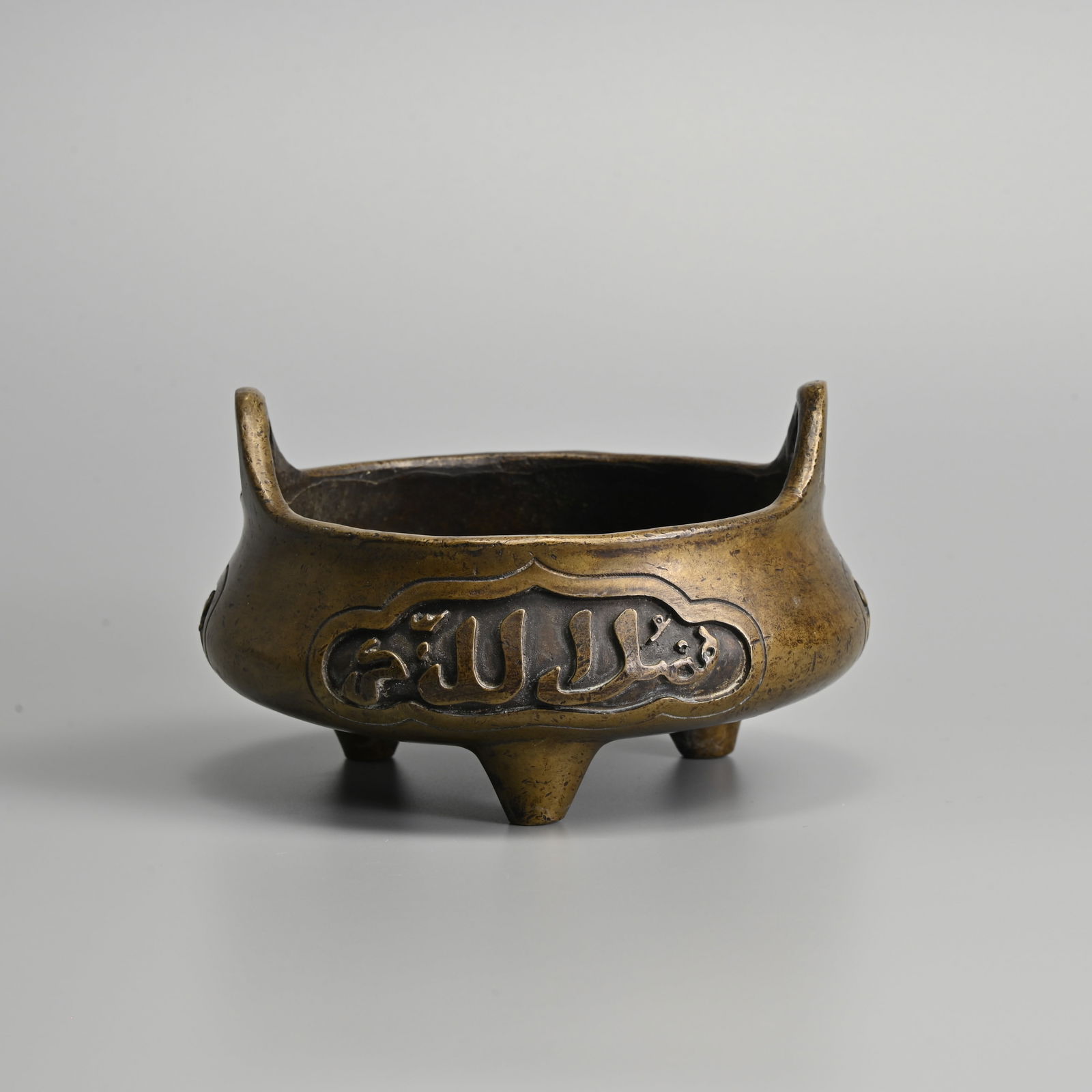 A CHINESE BRONZE ARABIC INSCRIBED TRIPOD CENSER FOR THE ISLAMIC MARKET, 19/20TH CENTURY. (1 of 8)