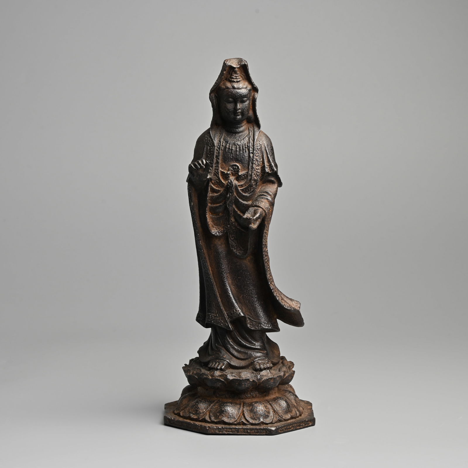 A CHINESE CAST IRON STANDING FIGURE OF GUANYIN, QING / REPUBLIC PERIOD. (1 of 10)