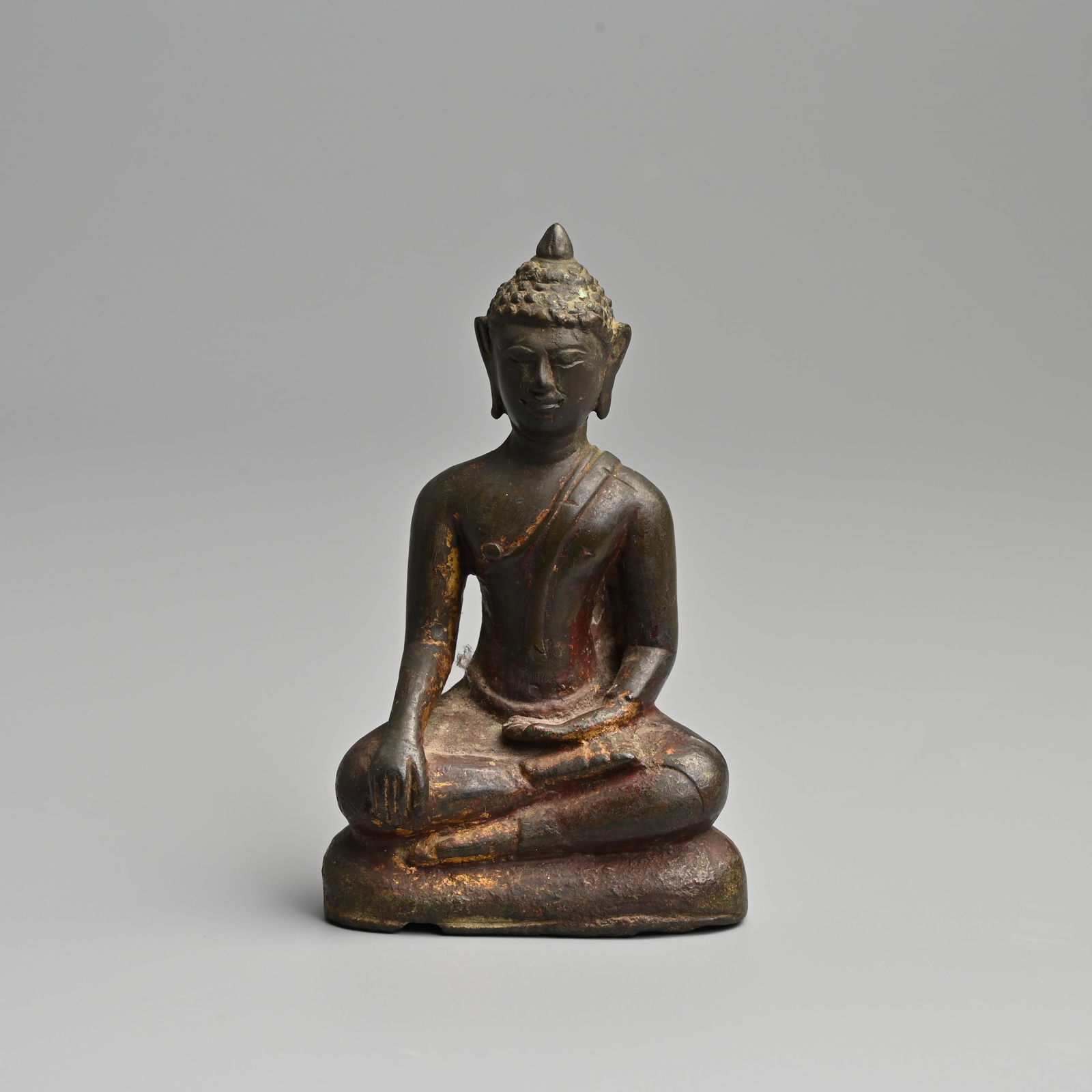 A THAI GILT LACQUERED FIGURE OF SEATED BUDDHA, 17/18TH CENTURY. (1 of 9)
