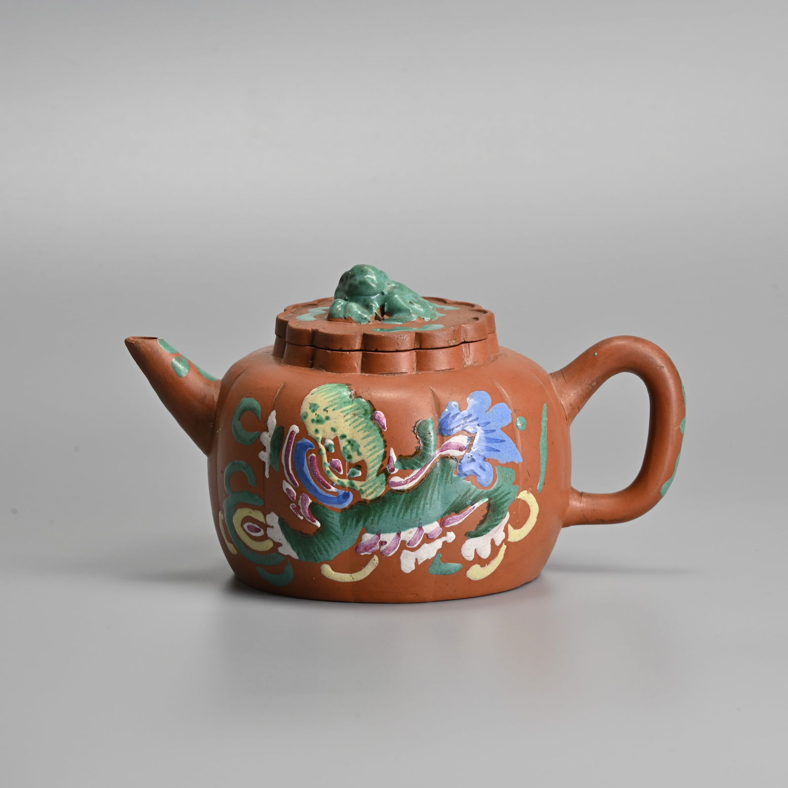 A CHINESE ENAMELLED YIXING POTTERY TEAPOT AND COVER, 20TH CENTURY. (1 of 8)