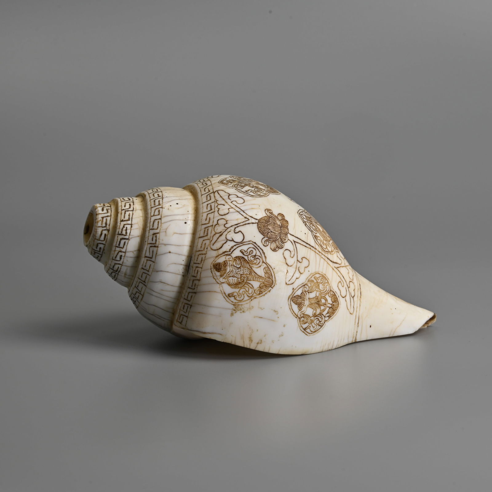 A SINO TIBETAN BUDDHIST CONCH SHELL, LUO, FEATURING EIGHT BUDDHIST EMBLEMS, BAJIXIANG. (1 of 5)