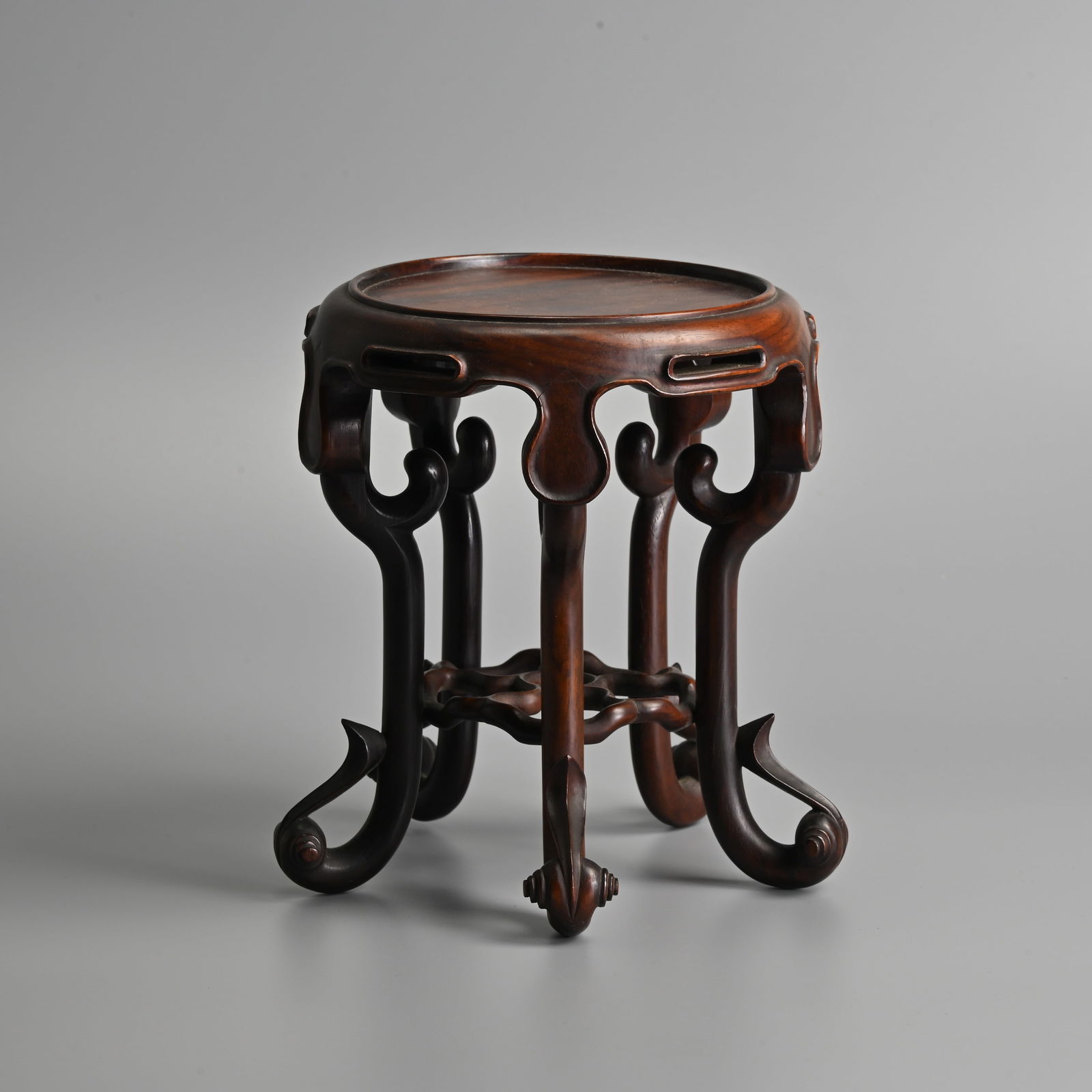 A CHINESE CARVED HARWOOD STAND, QING / REPUBLIC PERIOD. (1 of 6)