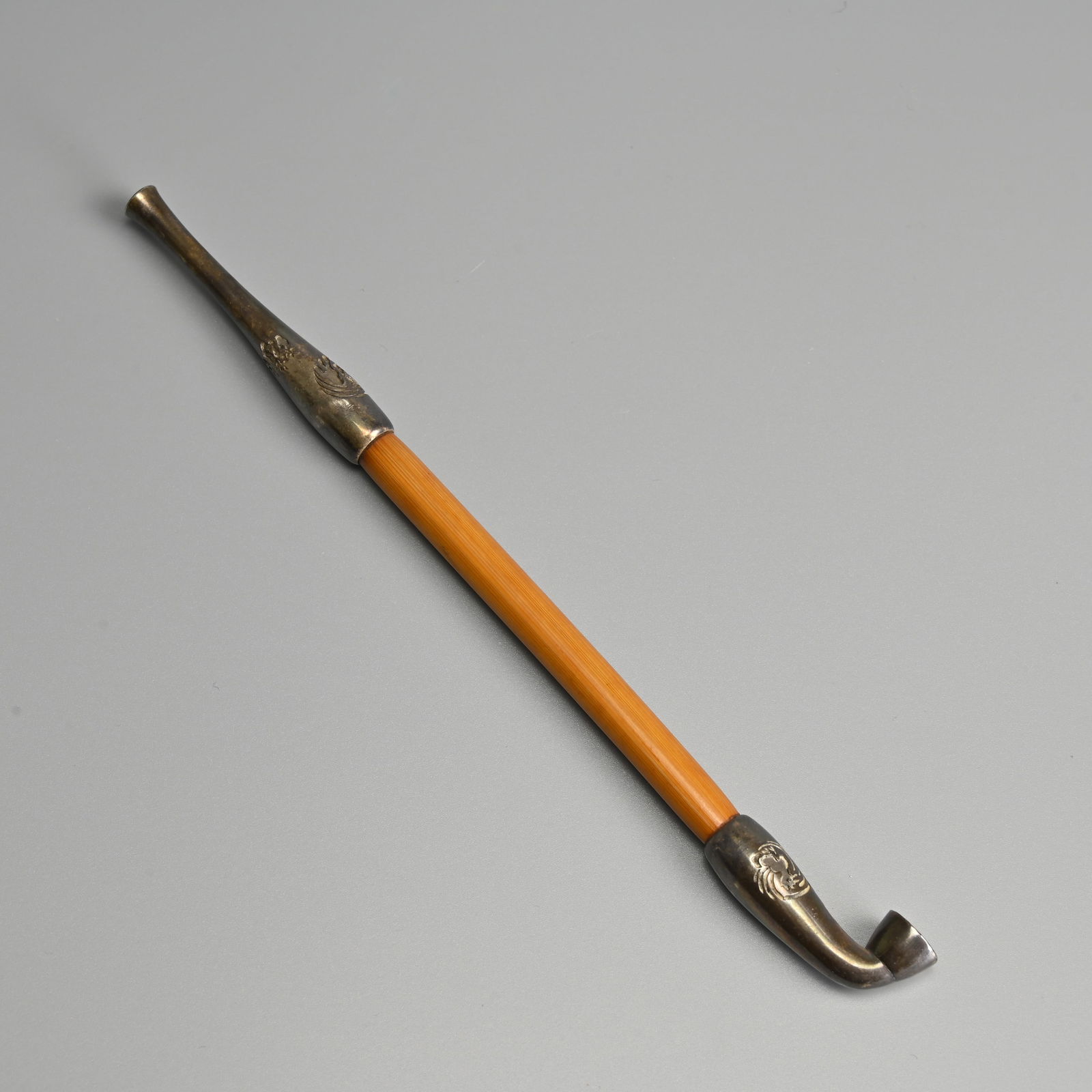 A JAPANESE BOXED WHITE METAL MOUNTED BAMBOO KISERU (PIPE), LATE MEIJI PERIOD/EARLY 20TH CENTURY. (1 of 7)