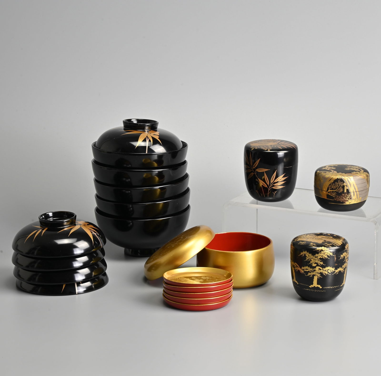 A COLLECTION OF JAPANESE BLACK AND GOLD LACQUERWARE, 20TH CENTURY. (1 of 15)