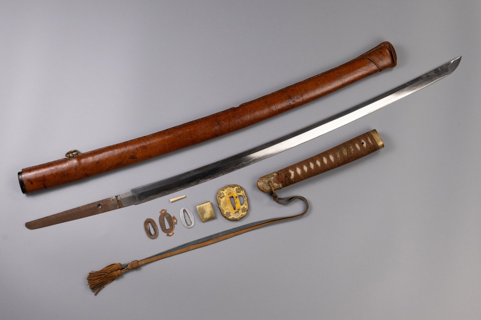 A SIGNED JAPANESE WWII ARMY OFFICER'S SHIN GUNTO TYPE 98 KATANA IN LEATHER SAYA. (1 of 17)