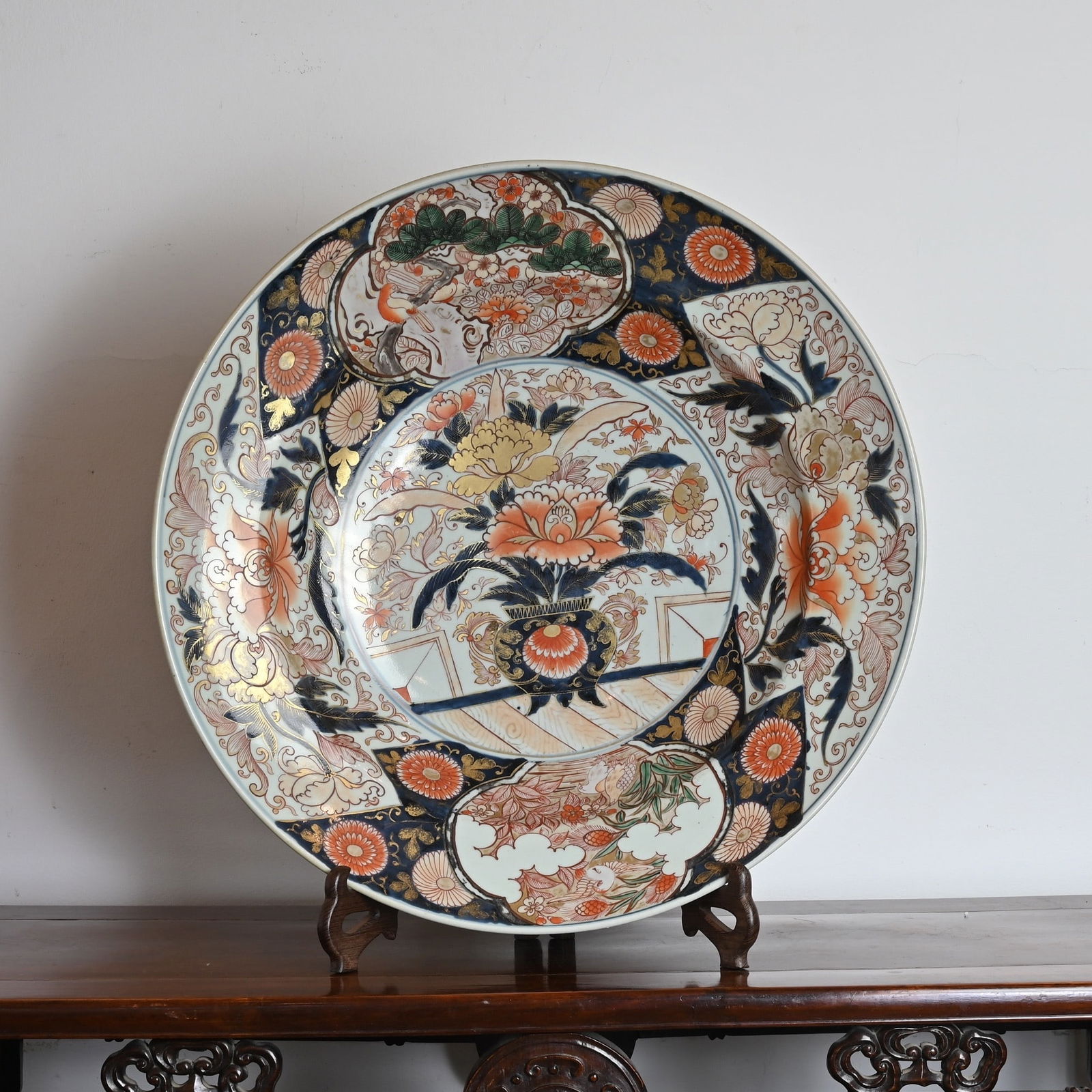 A VERY LARGE JAPANESE IMARI PORCELAIN CHARGER, EDO PERIOD. (1 of 8)