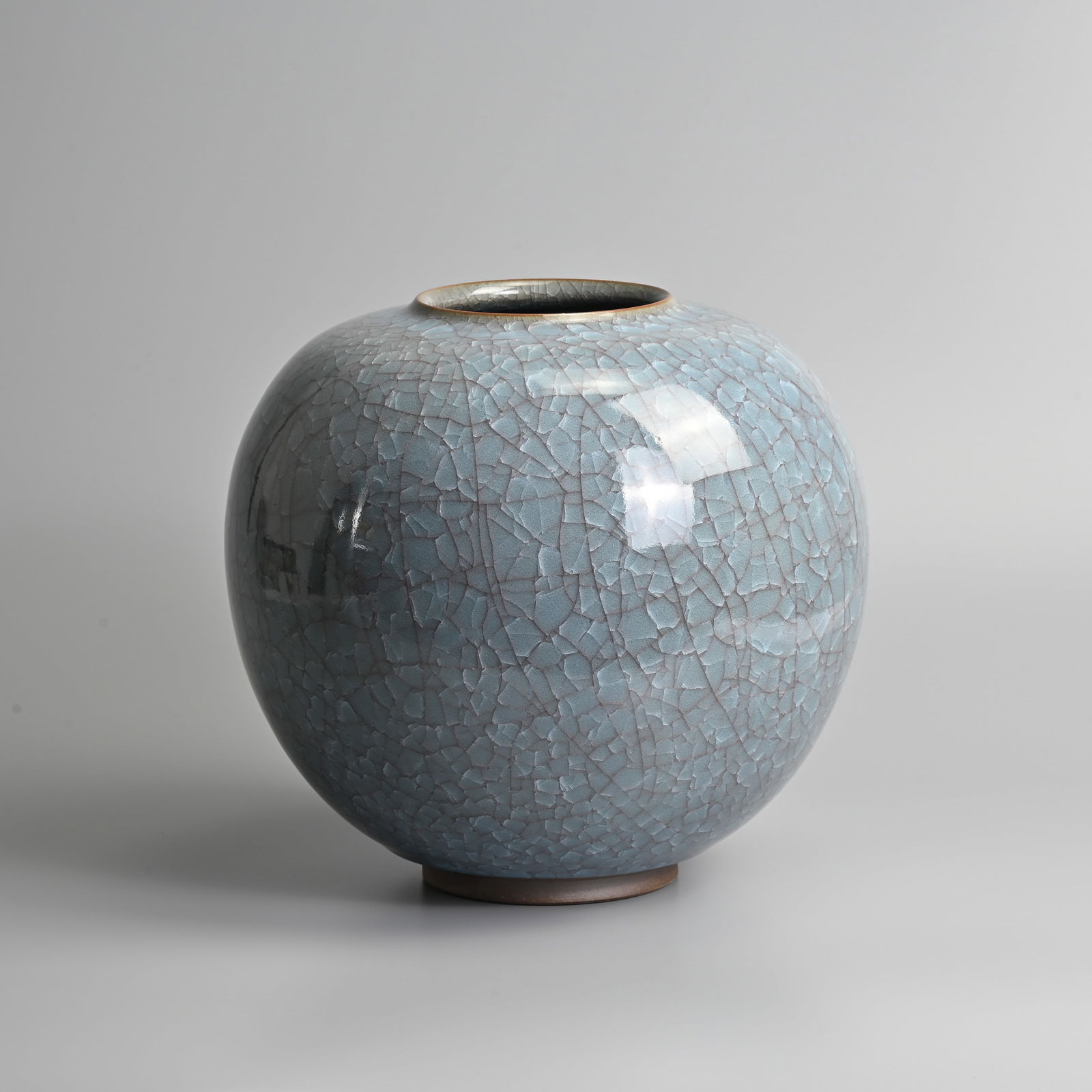 A CONTEMPORARY JAPANESE STONEWARE OVIFORM CELADON GLAZED VASE 'KYOTO WARE', IN WOODEN BOX. (1 of 8)