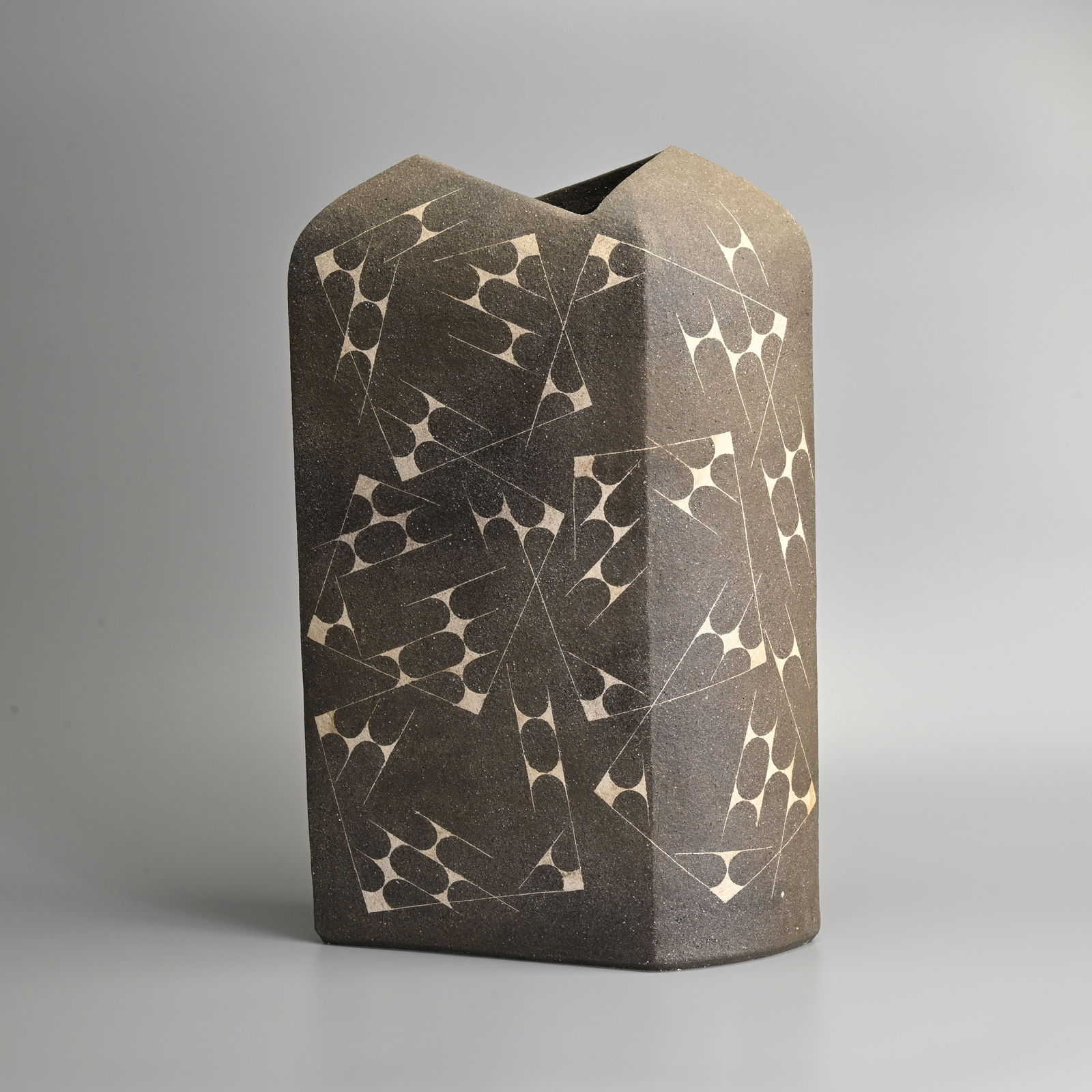 A LARGE CONTEMPORARY JAPANESE DARK GREY STONEWARE VASE. (1 of 8)