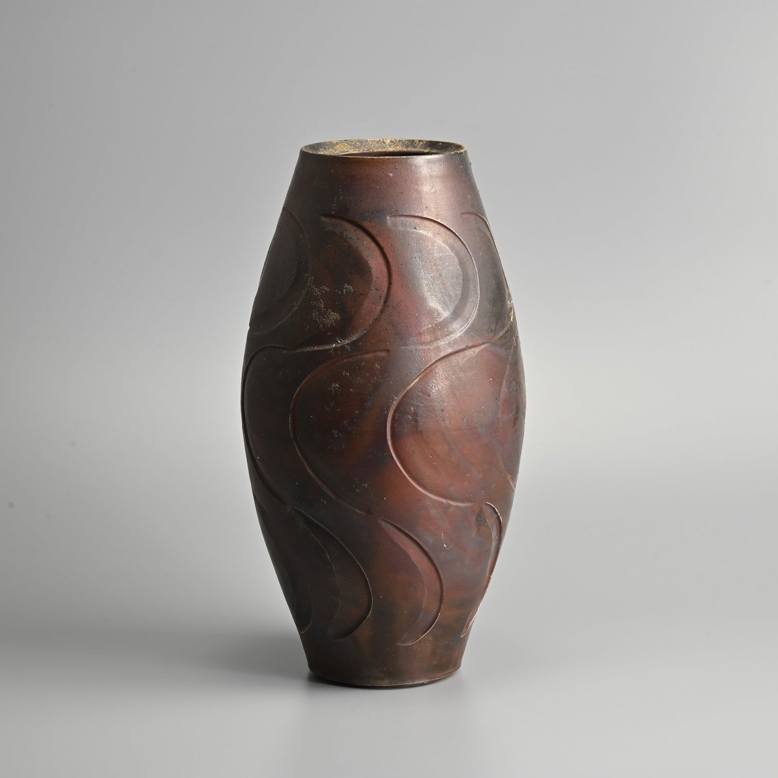 A CONTEMPORARY JAPANESE STUDIO POTTERY OVIFORM VASE, INCISED SIGNATURE TO BASE. (1 of 7)
