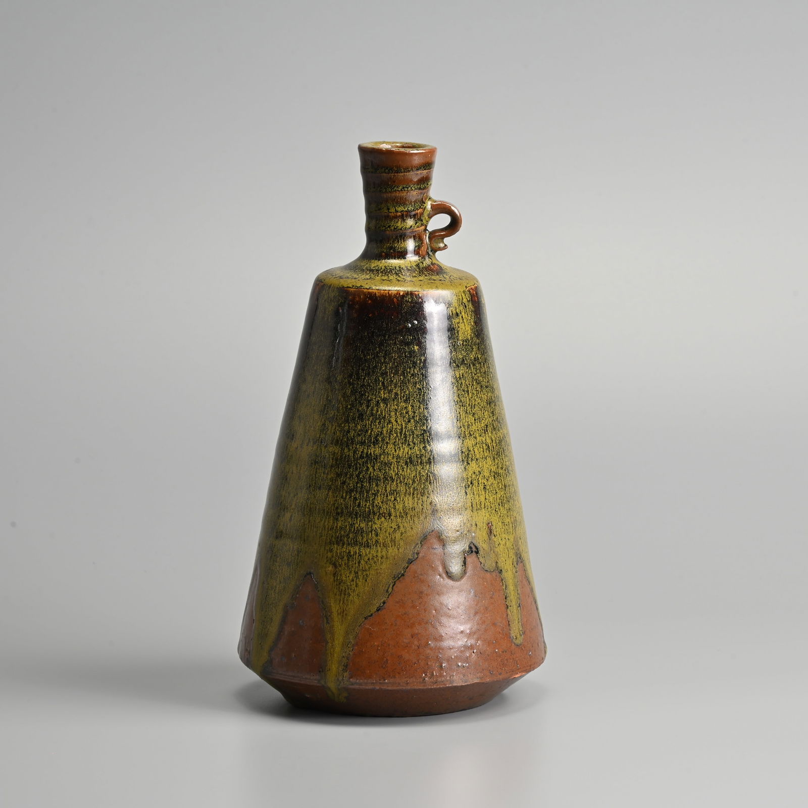 A STUDIO CERAMIC TAPERING BOTTLE VASE, PROBABLY JAPANESE, INCISED CHARACTER TO BASE. (1 of 7)
