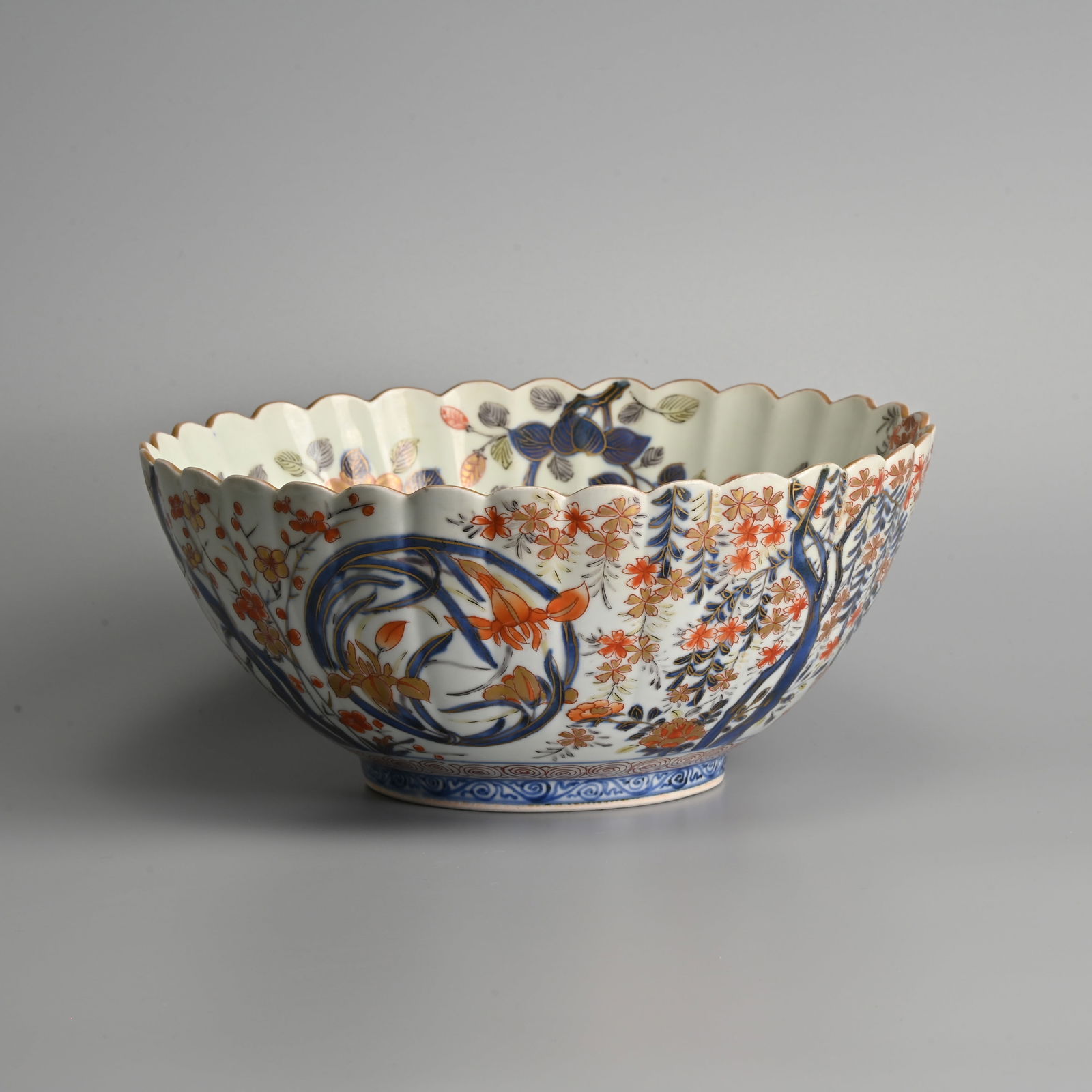 A JAPANESE IMARI PORCELAIN FLUTED BOWL, EDO PERIOD. (1 of 8)