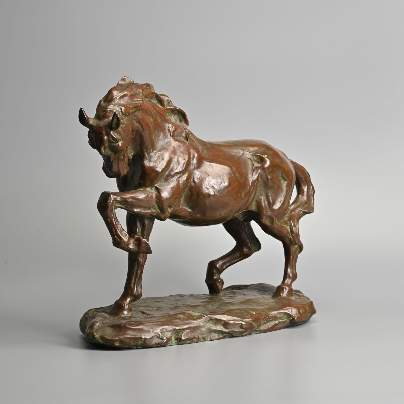 A LARGE JAPANESE BRONZE MODEL OF A HORSE BY TAKASETSU ONODA AND SHOZO SUGAI, 20TH CENTURY. (1 of 8)