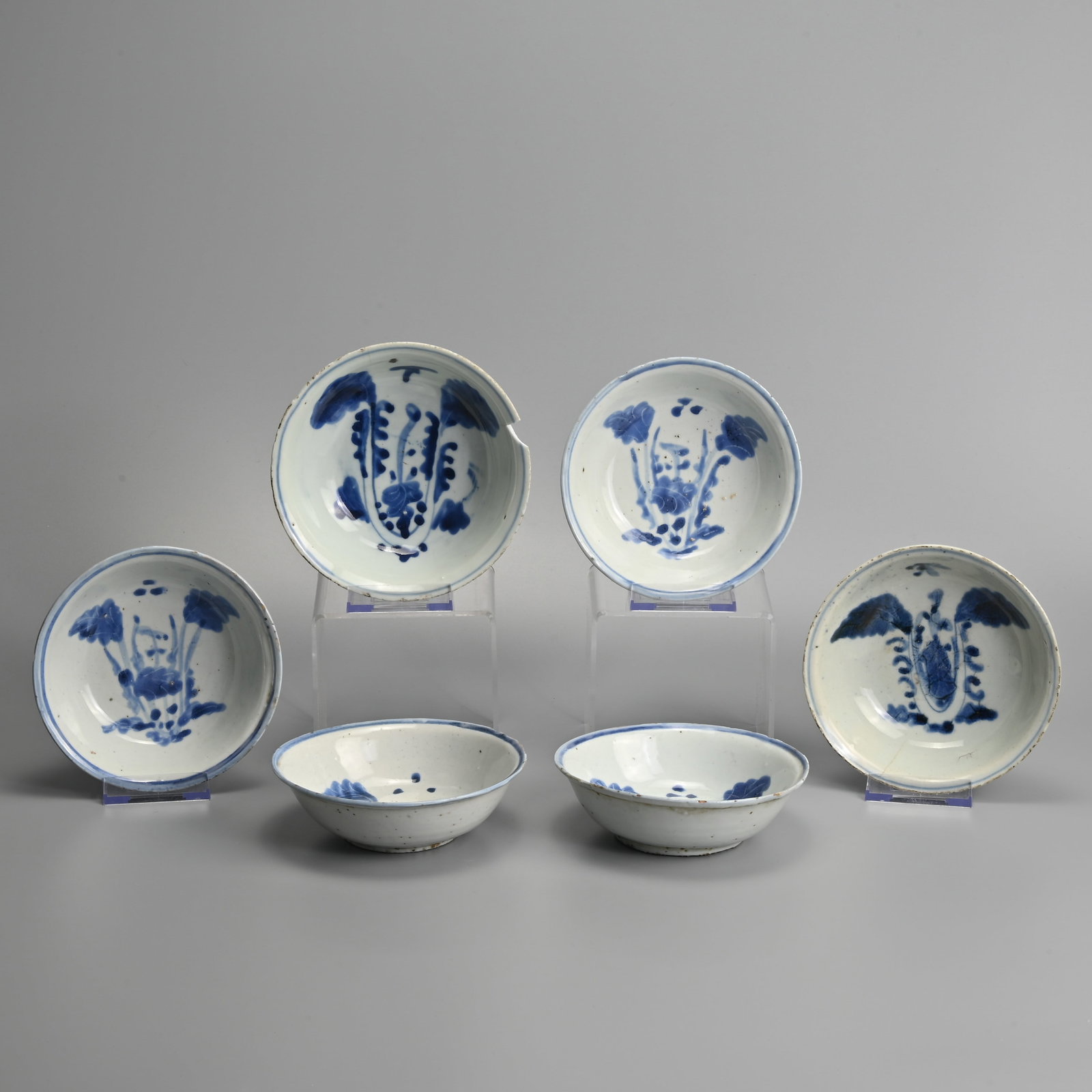 A MATCHED SET OF SIX CHINESE KO-SOMETSUKE PORCELAIN BLUE AND WHITE BOWLS, LATE MING DYNASTY, WANLI: Each painted with water plants and scattered sprigs, within a blue line rim, approx. 13.7 cm diam. (6).