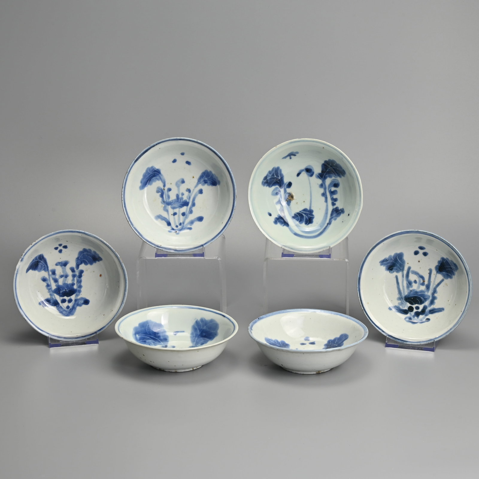 A MATCHED SET OF SIX CHINESE KO-SOMETSUKE PORCELAIN BLUE AND WHITE BOWLS, LATE MING DYNASTY, WANLI (1 of 10)