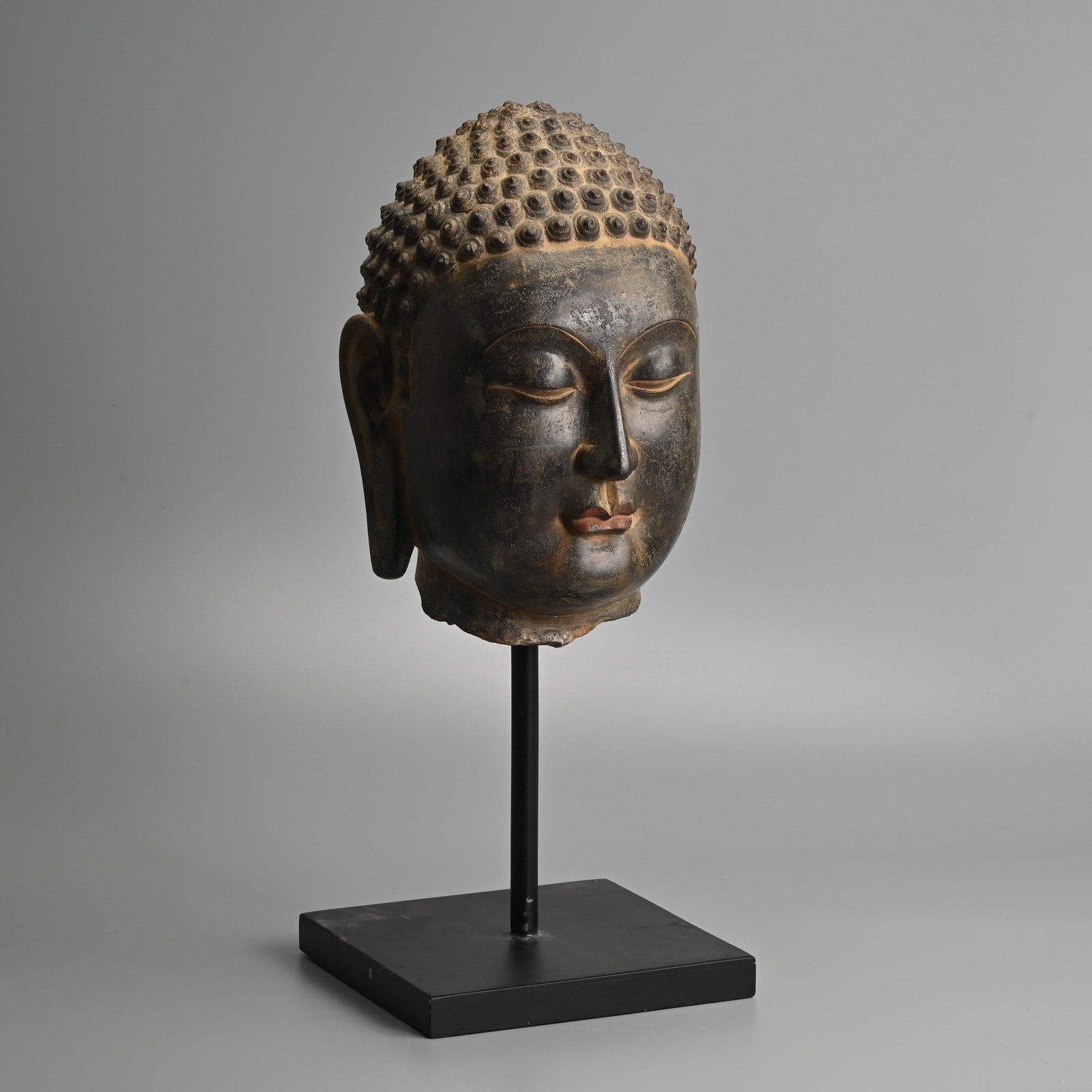 A FINE CHINESE CARVED GREY LIMESTONE HEAD OF BUDDHA, NORTHERN QI DYNASTY TYPE (1 of 11)
