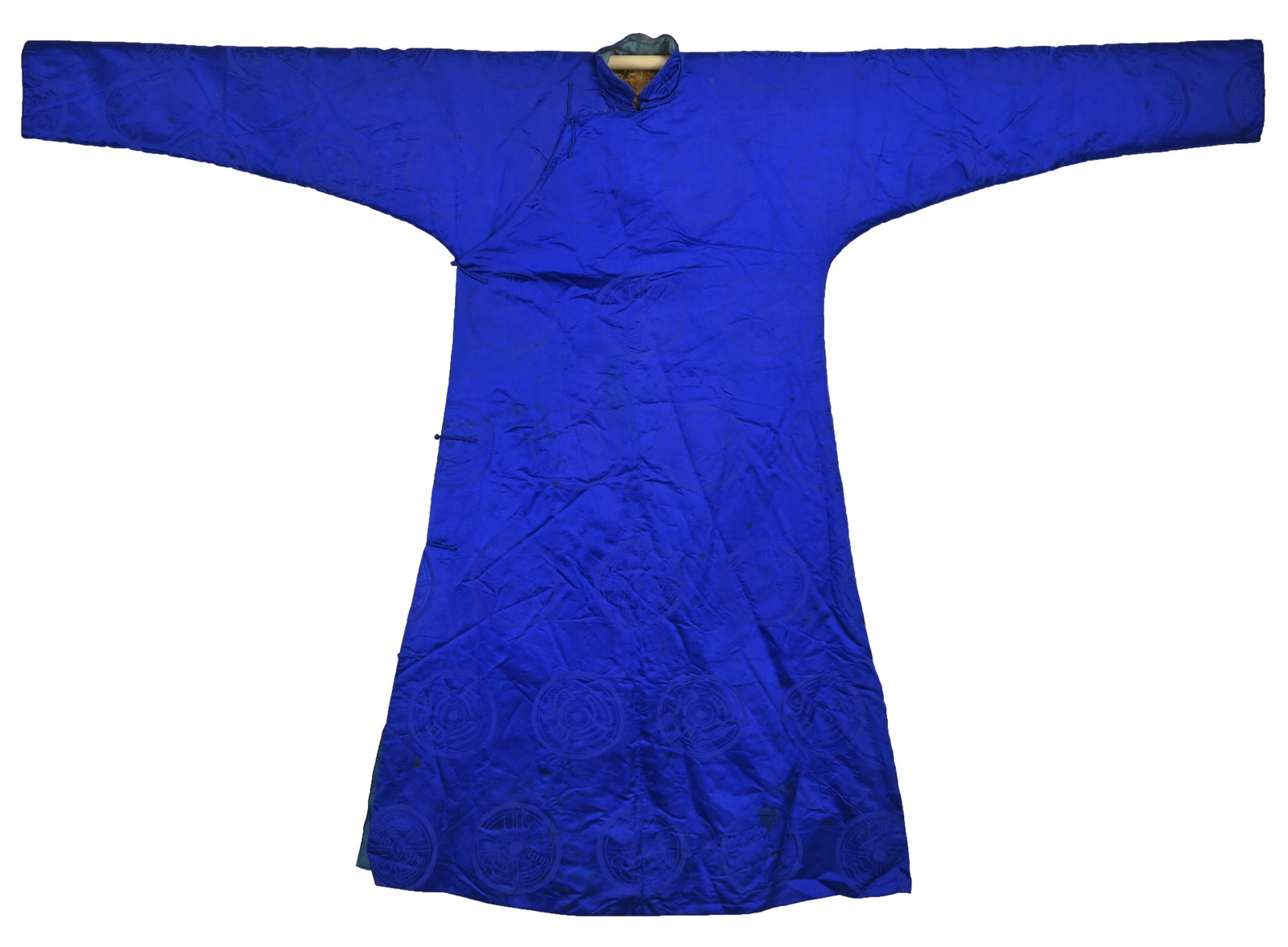 A CHINESE FUR LINED BLUE DAMASK SILK WINTER ROBE, EARLY 20TH CENTURY.: Woven with roundels, with blue toggles, lined with fur and pale-blue silk, 132 cm Provenance: William Faull (1861-1927), a merchant trader between Britain and the Far East, thence by descent.