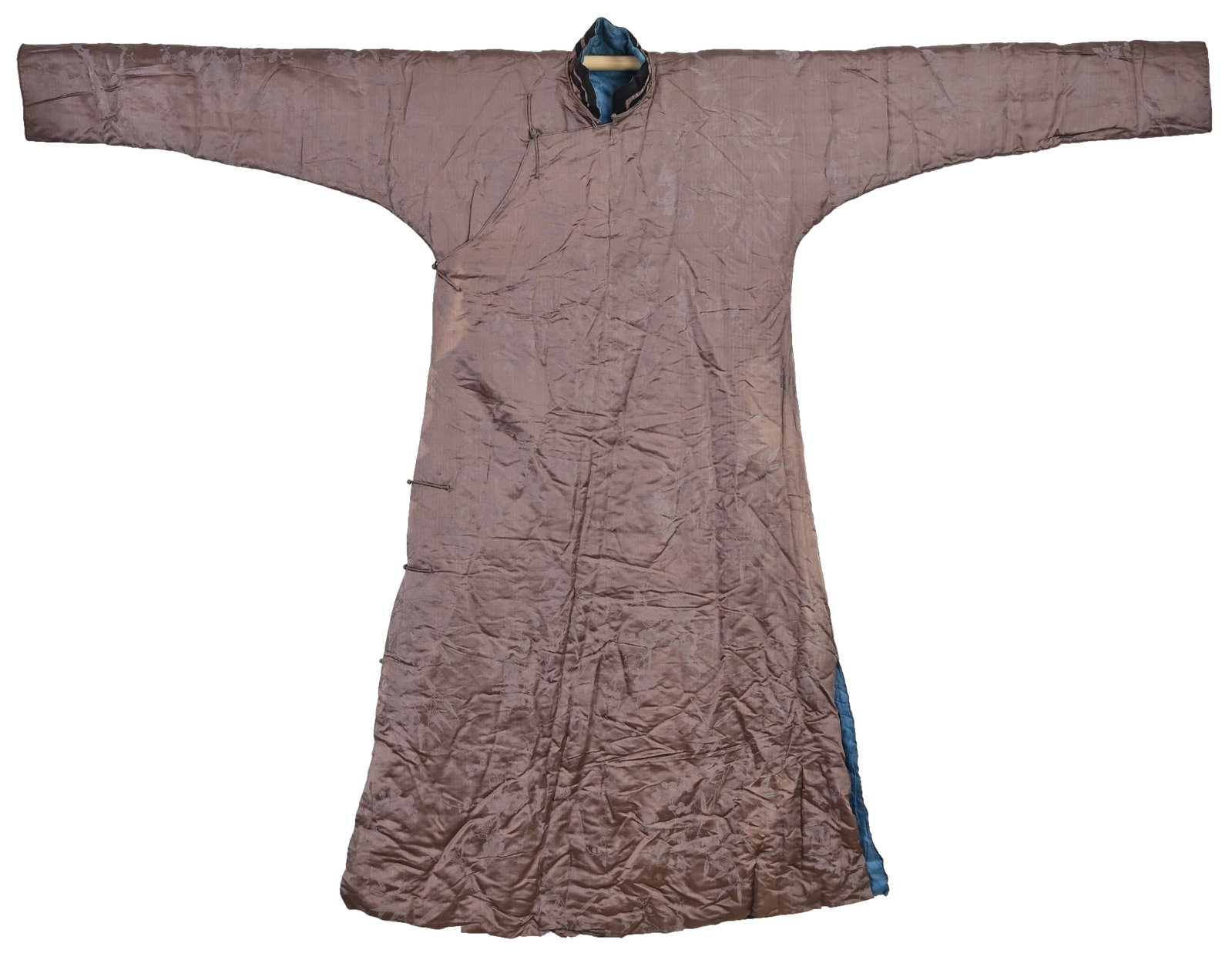 A CHINESE PADDED DARK MAUVE SILK WINTER ROBE, LATE QING DYNASTY, EARLY 20TH CENTURY. (1 of 7)