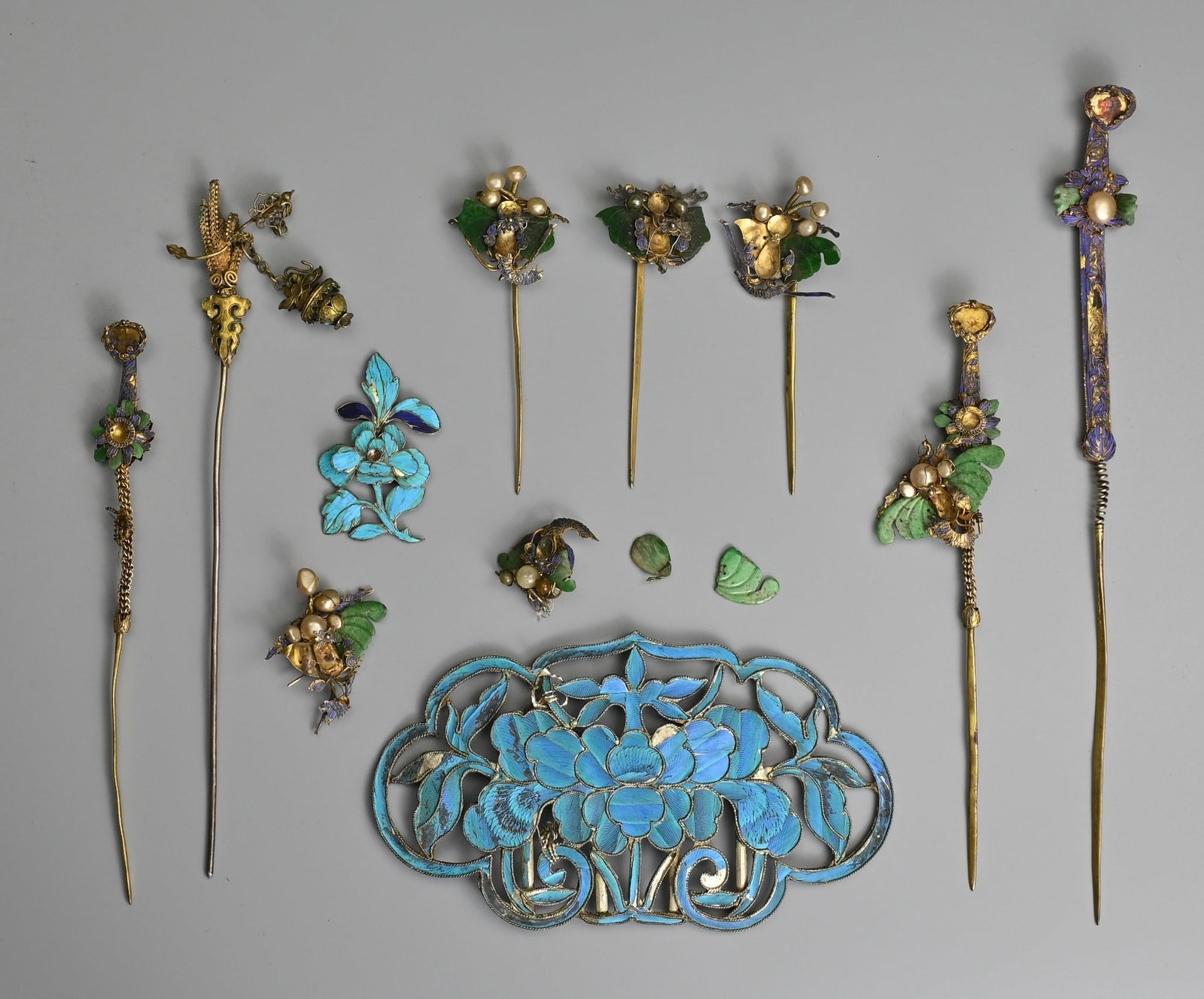 A COLLECTION OF CHINESE GILT METAL, KINGFISHER FEATHER, JADE AND PEARL MOUNTED HAIRPINS AND (1 of 15)